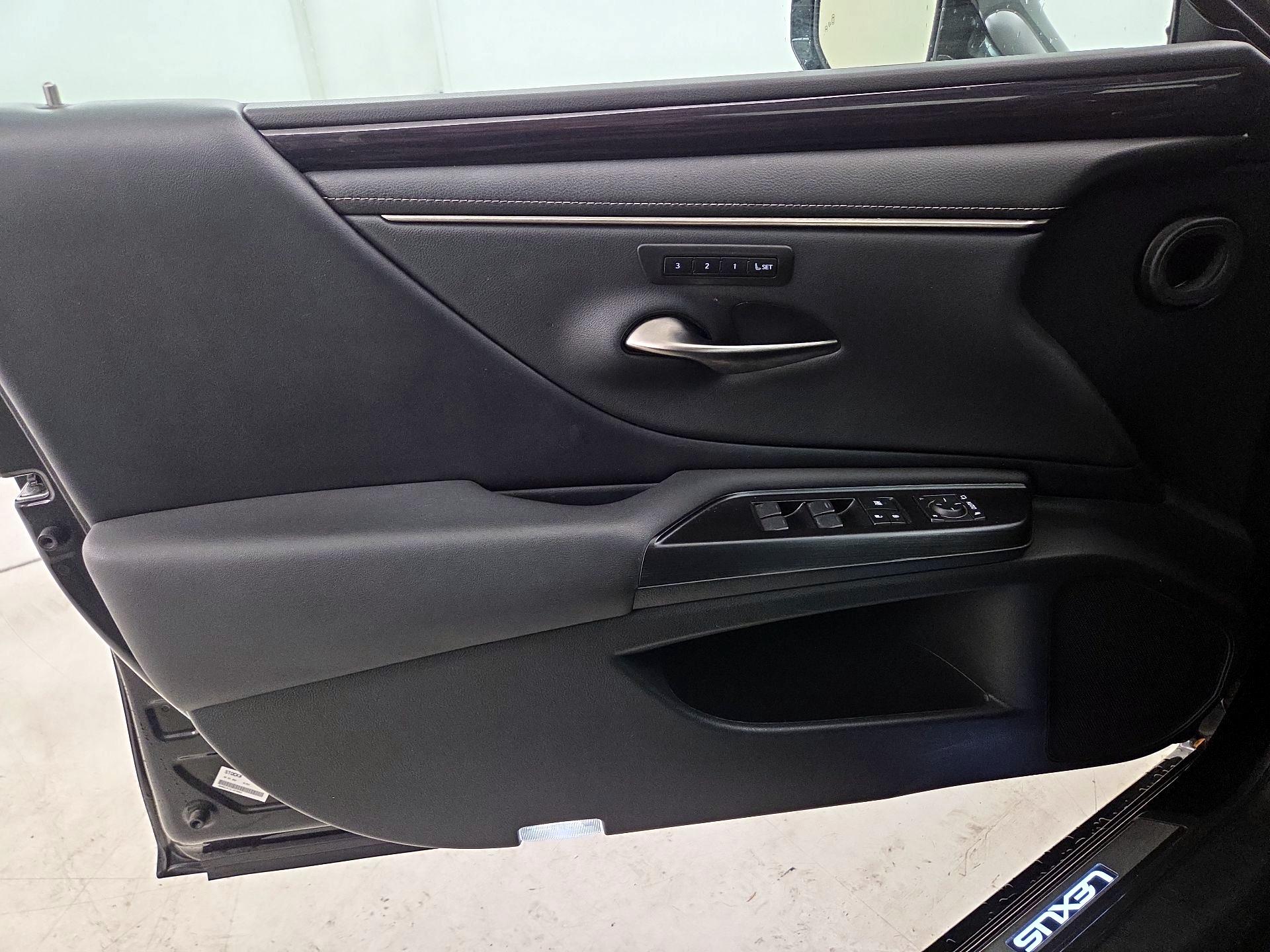 Thumbnail: 2020 Lexus ES - 12