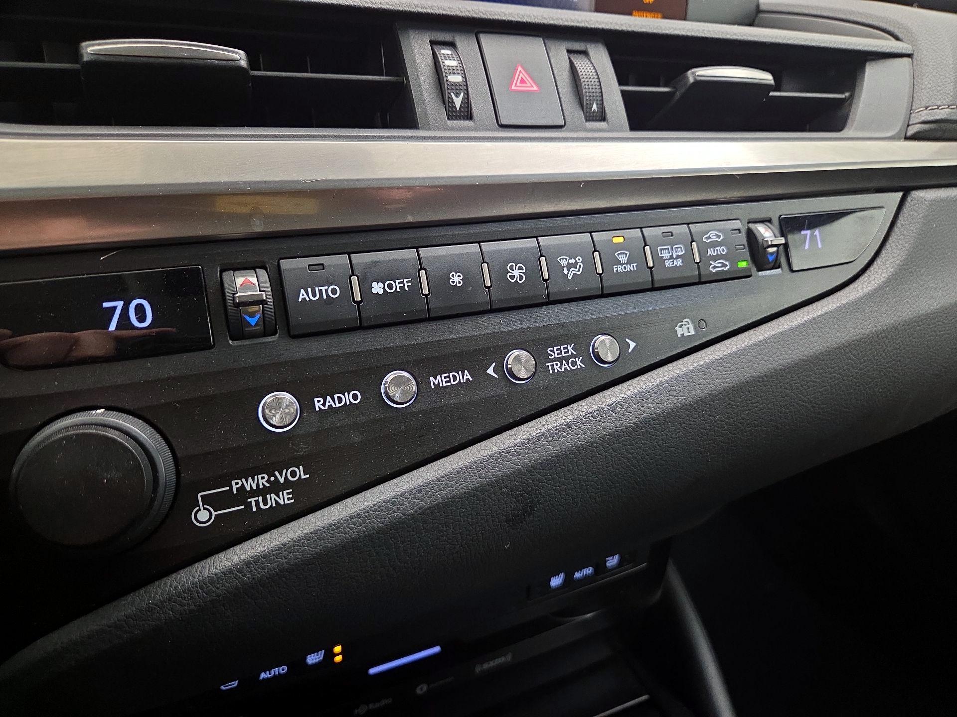 Thumbnail: 2020 Lexus ES - 16