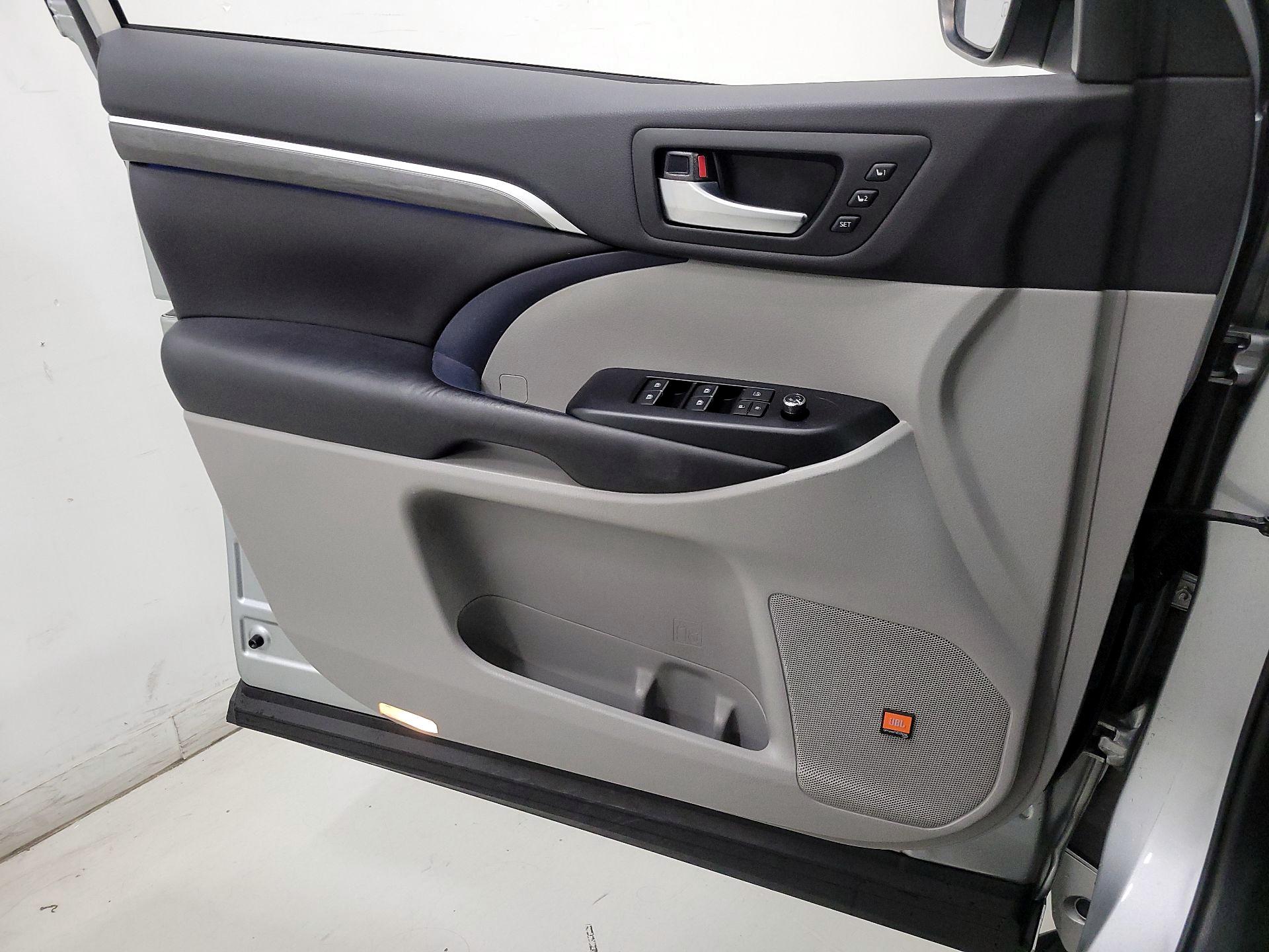 Thumbnail: 2019 Toyota Highlander - 12