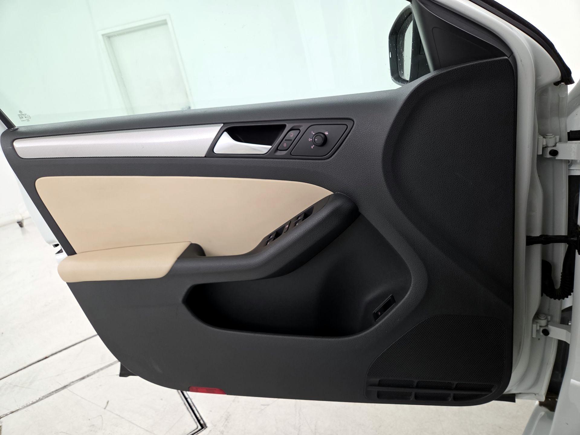 Thumbnail: 2017 Volkswagen Jetta - 12