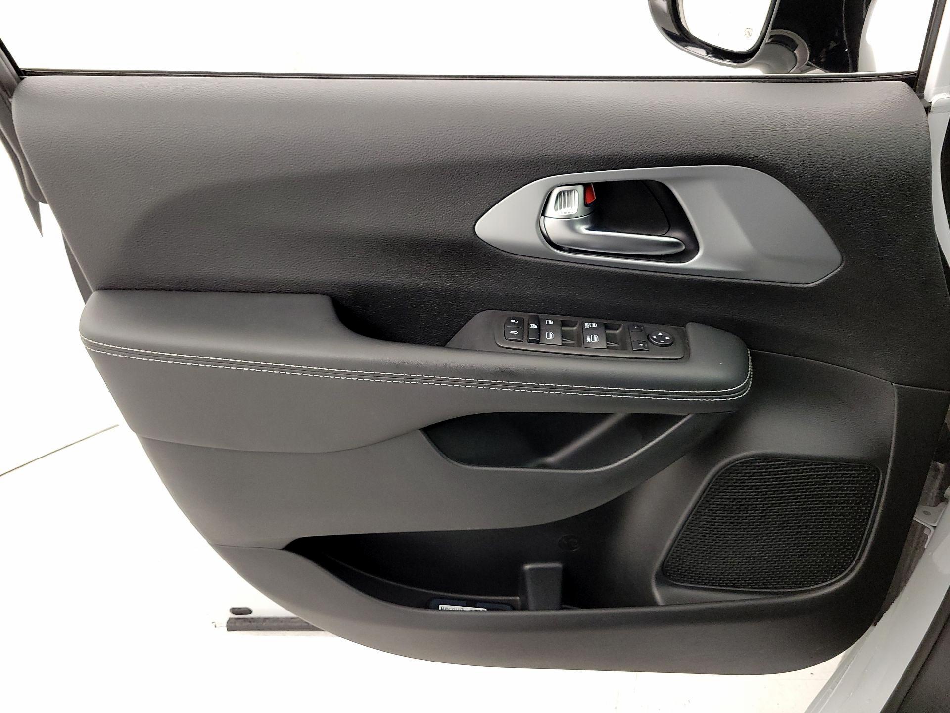 Thumbnail: 2024 Chrysler Pacifica - 12