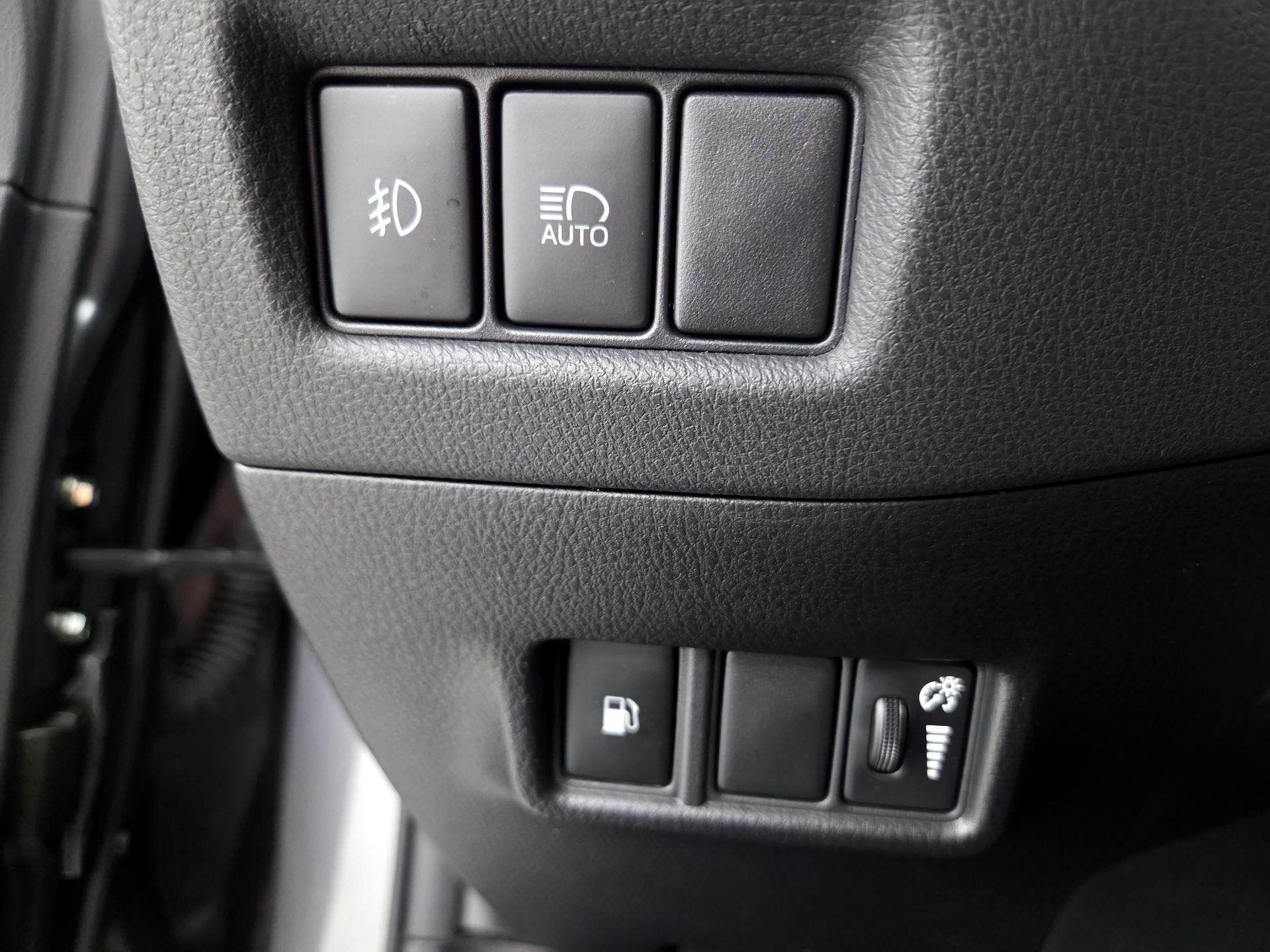 Thumbnail: 2018 Toyota C-HR - 13