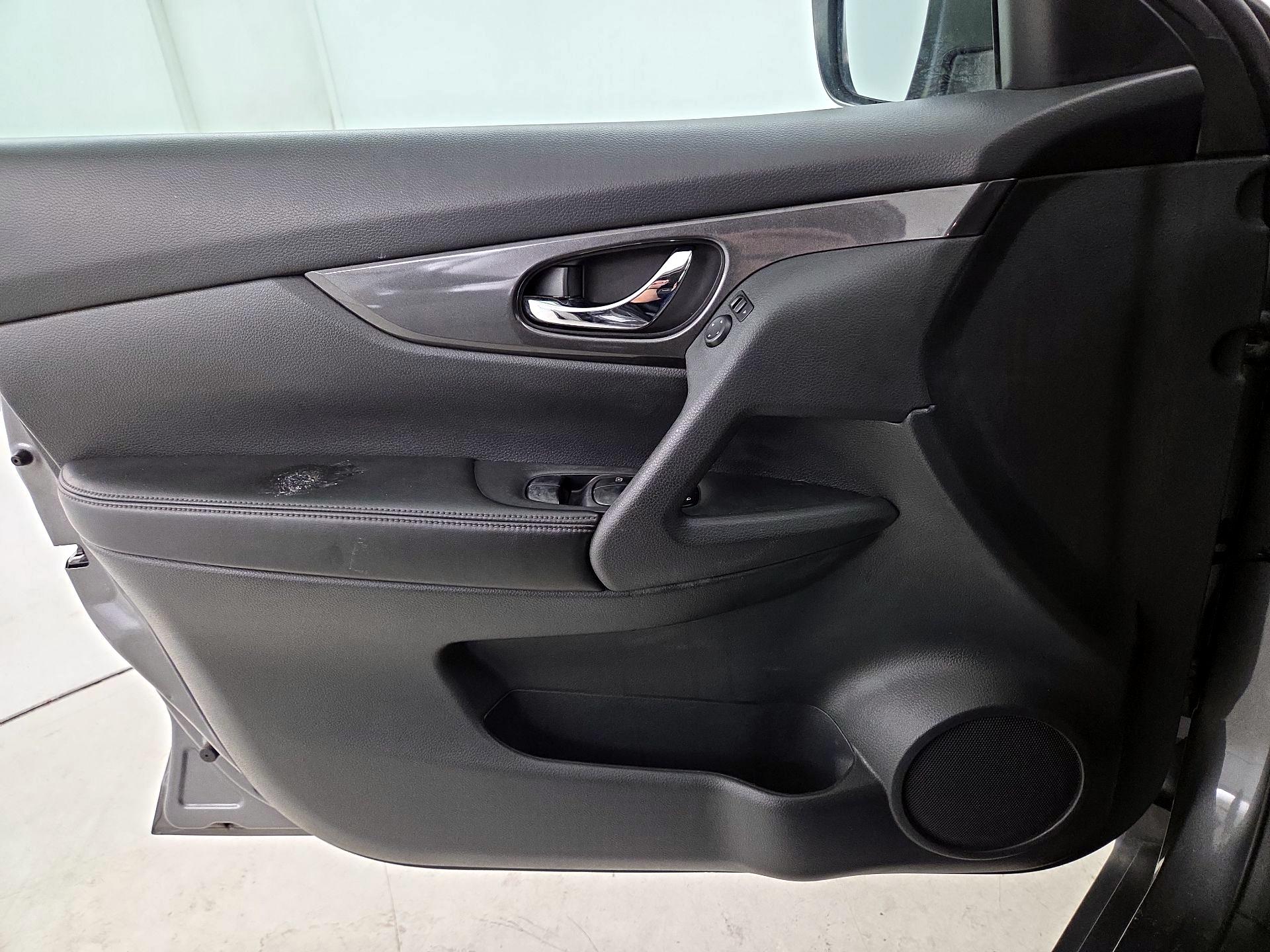 Thumbnail: 2017 Nissan Rogue - 12