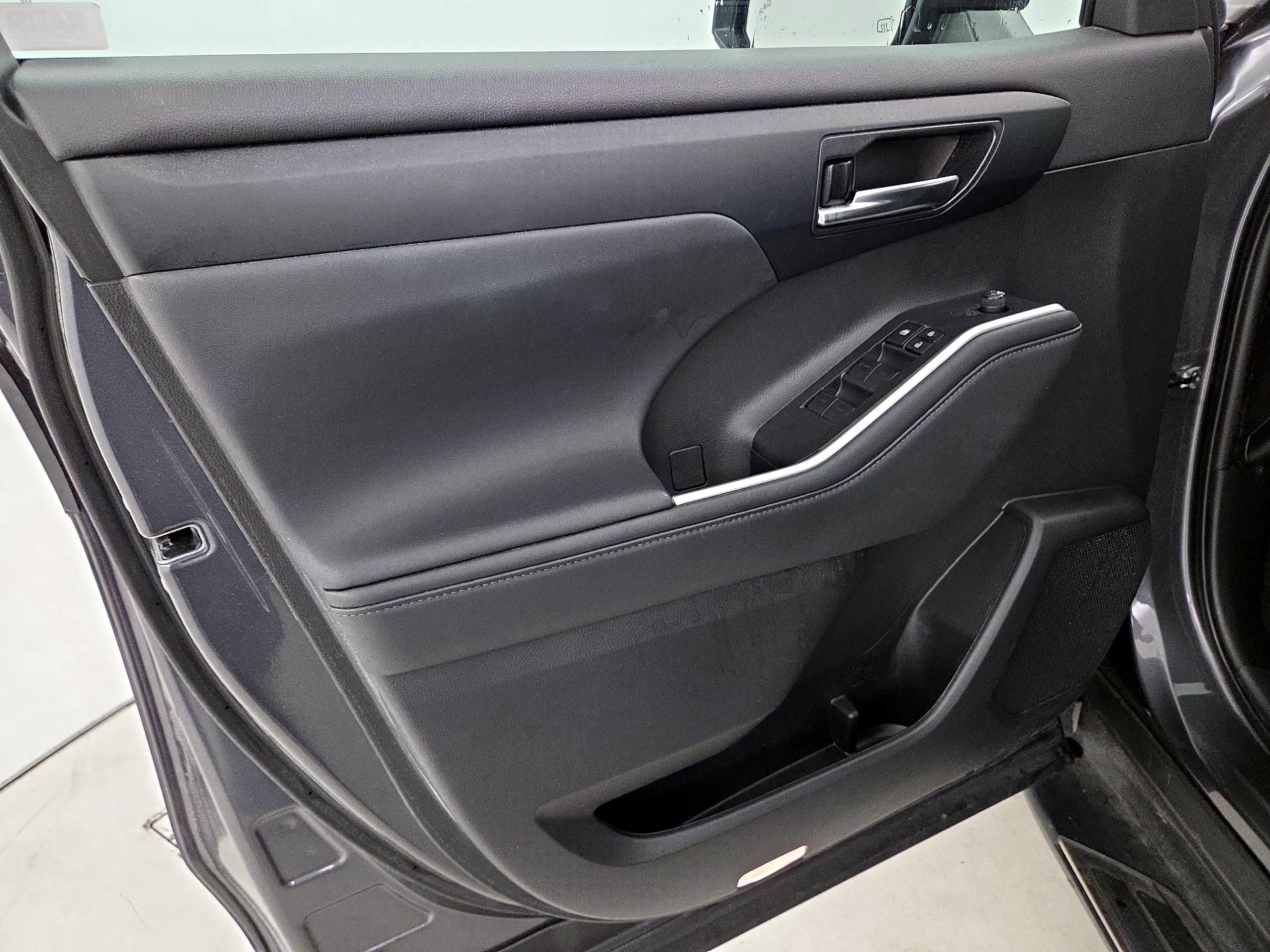 Thumbnail: 2023 Toyota Highlander - 12