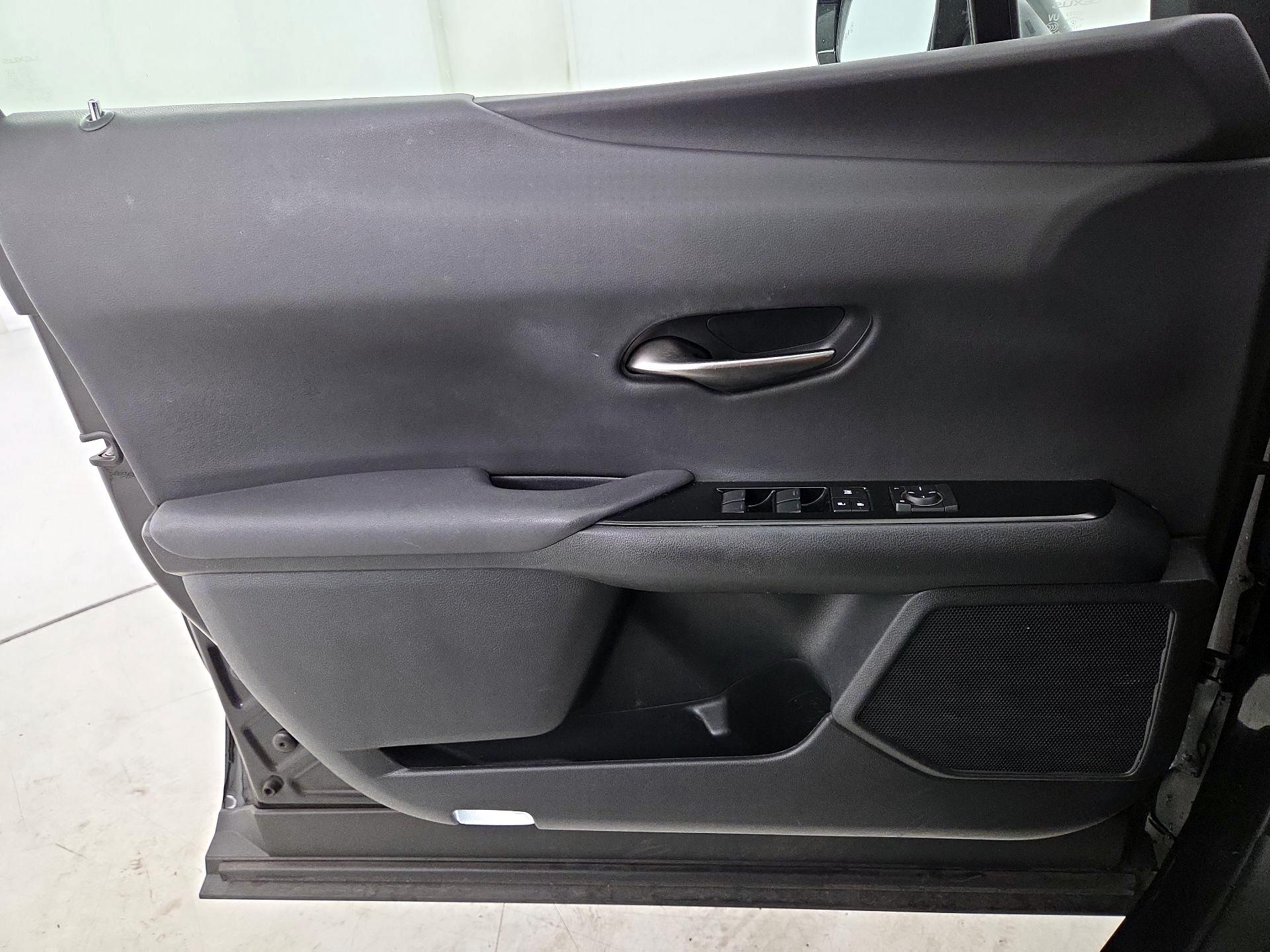 Thumbnail: 2023 Lexus UX - 12