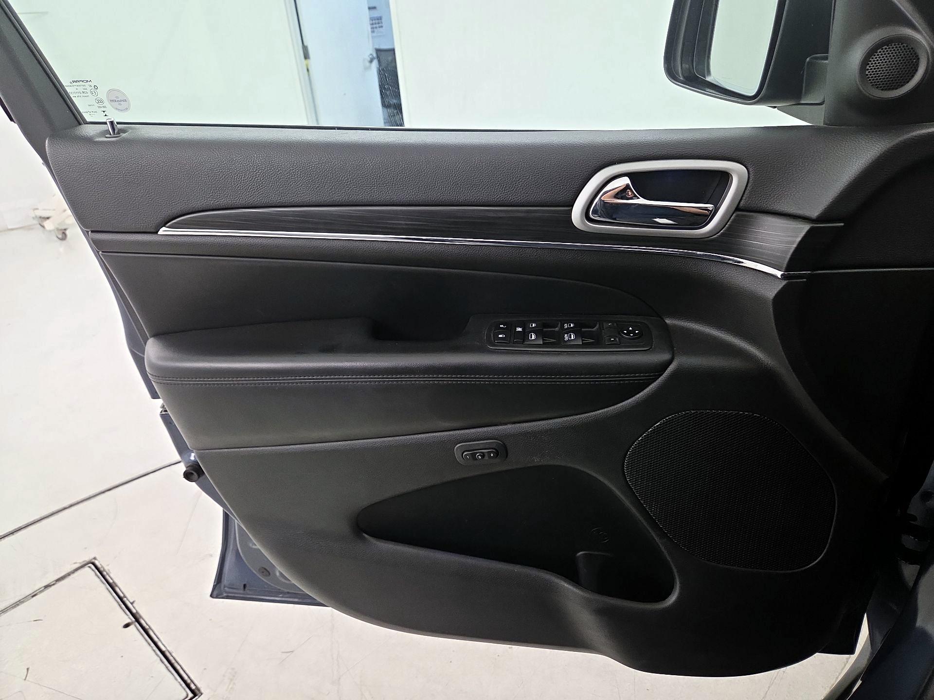 Thumbnail: 2019 Jeep Grand Cherokee - 12