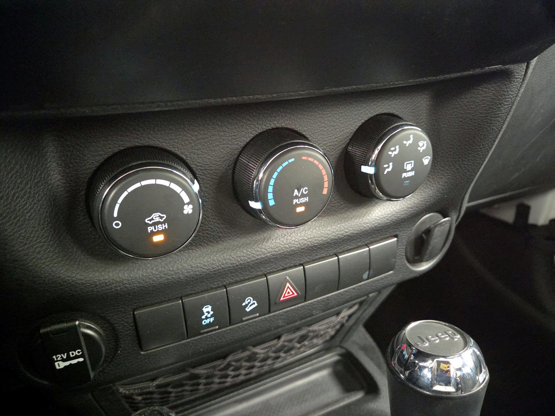 Thumbnail: 2017 Jeep Wrangler - 14