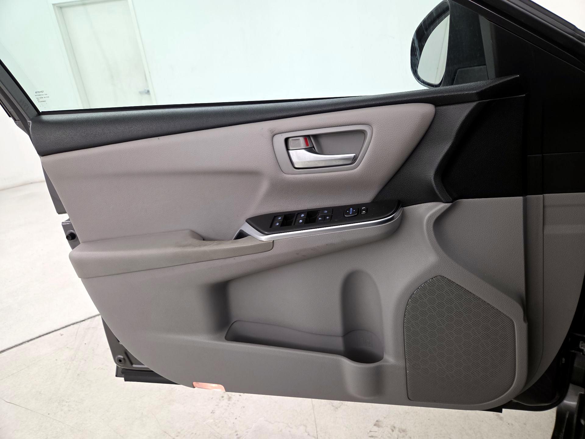 Thumbnail: 2016 Toyota Camry - 12