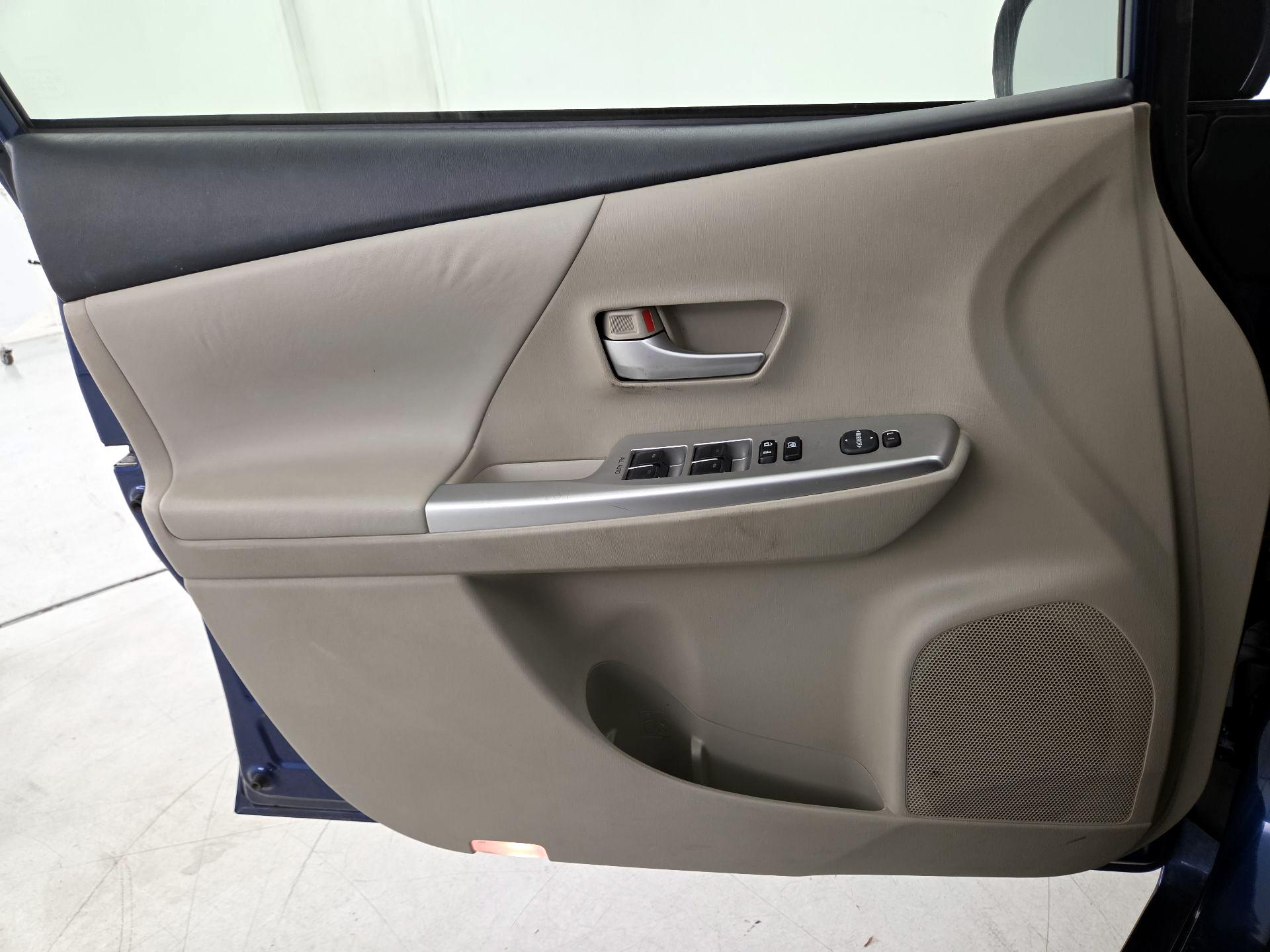 Thumbnail: 2014 Toyota Prius v - 12