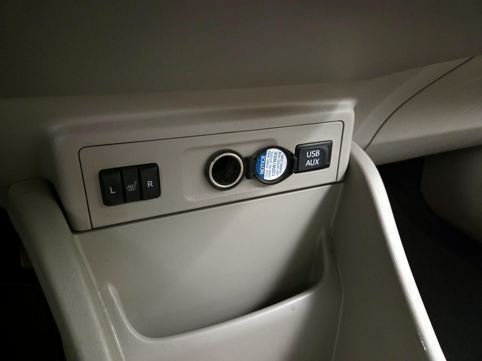 Thumbnail: 2014 Toyota Prius v - 19