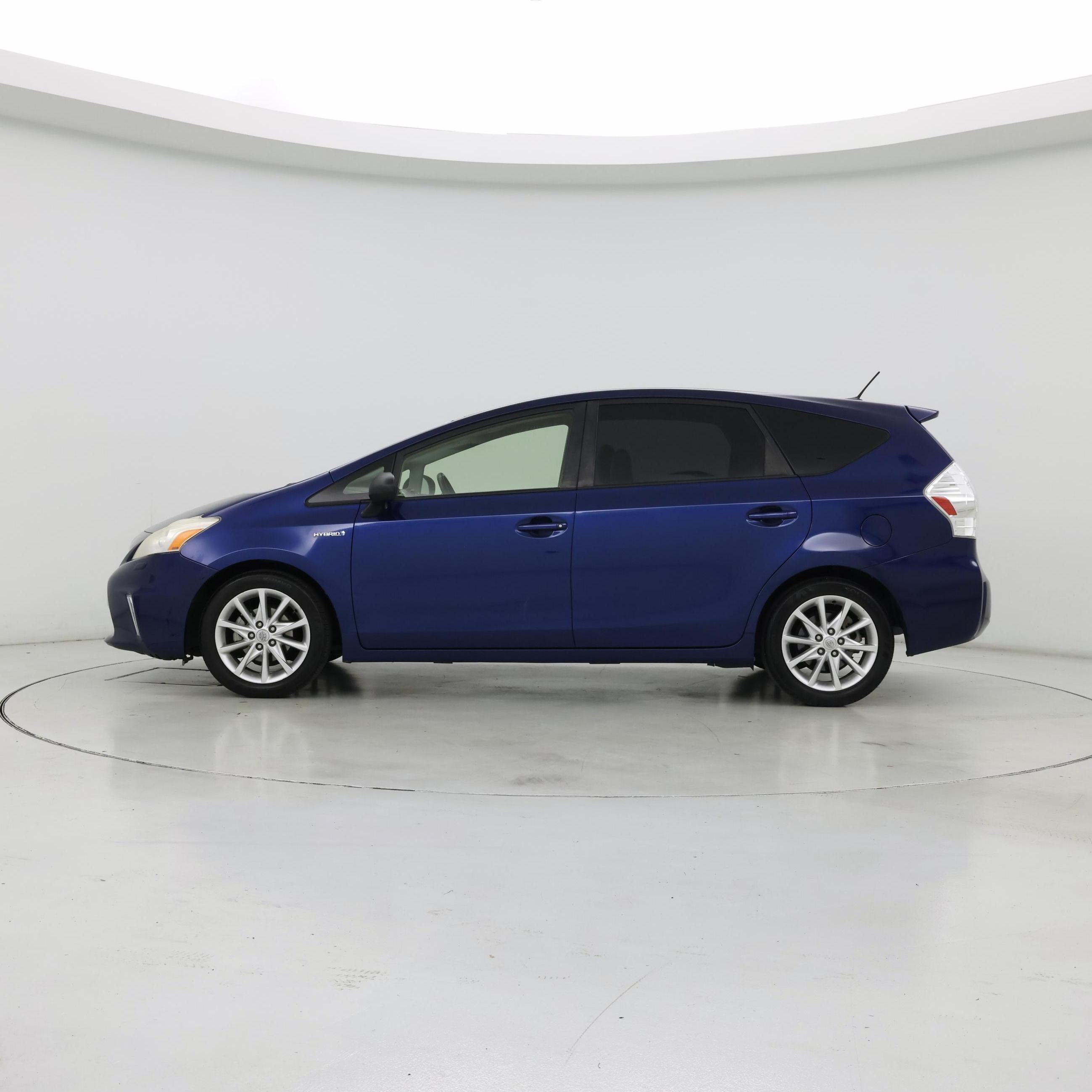 Thumbnail: 2014 Toyota Prius v - 3
