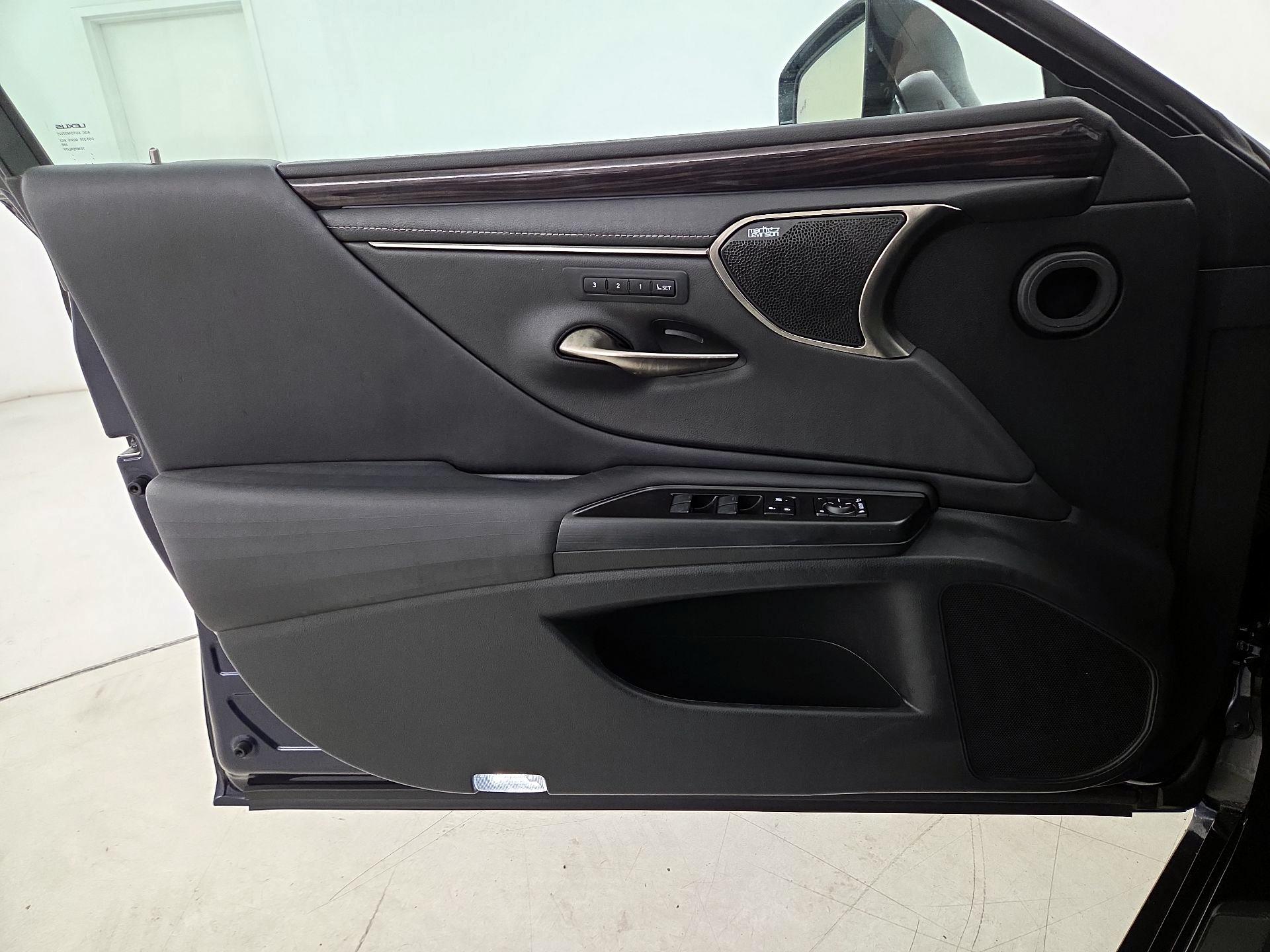 Thumbnail: 2020 Lexus ES - 12