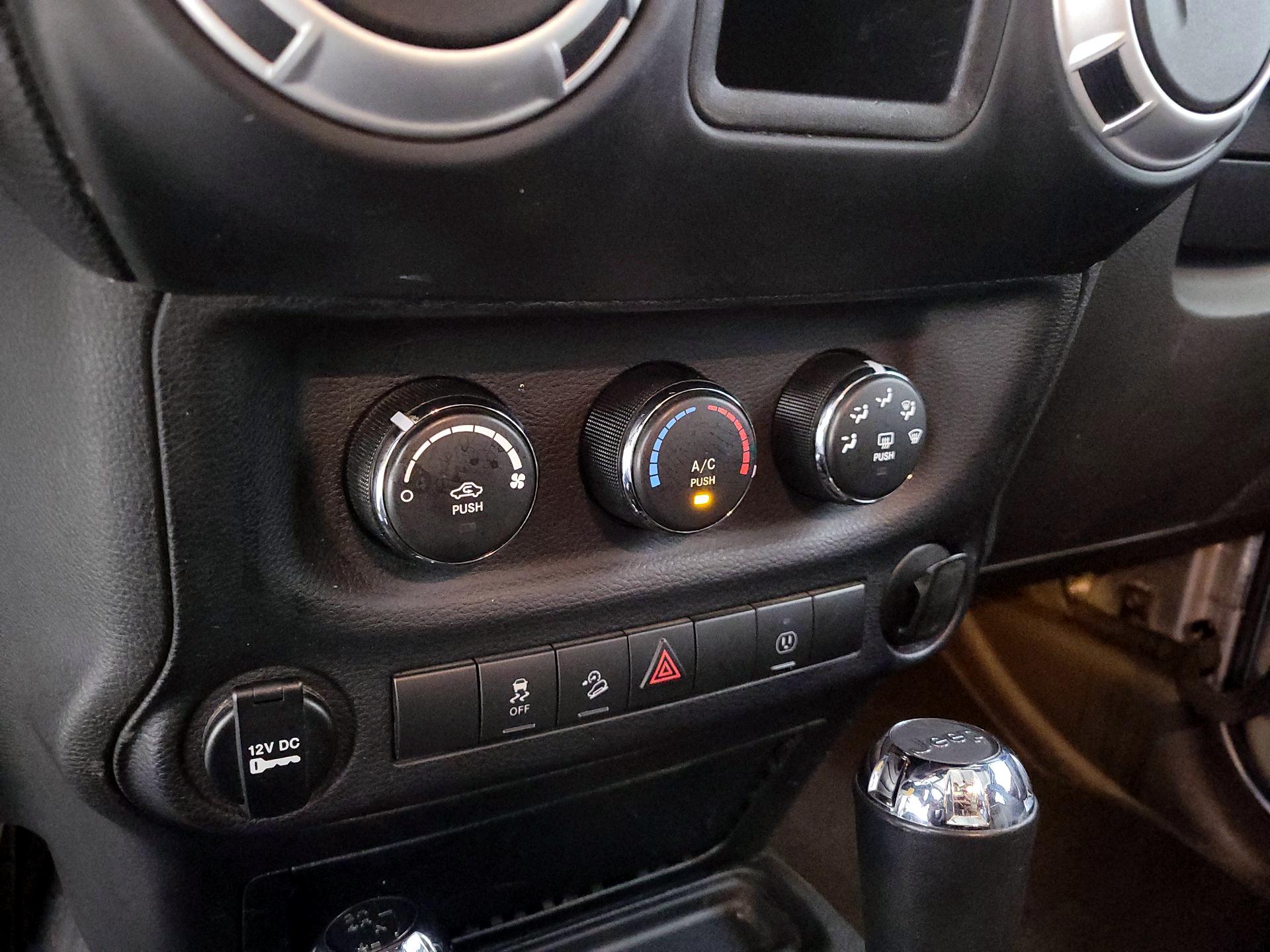 Thumbnail: 2014 Jeep Wrangler - 15