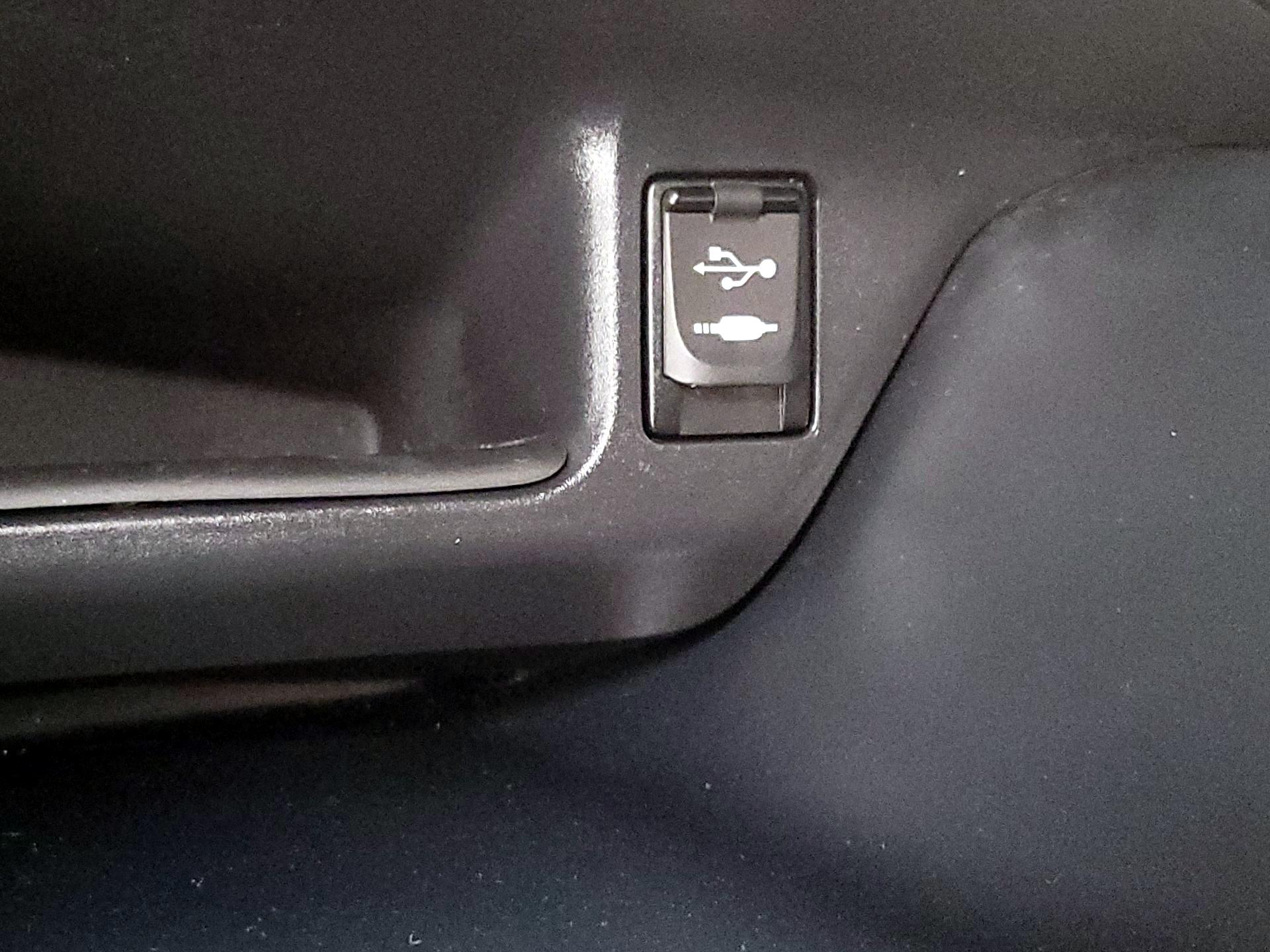 Thumbnail: 2018 Toyota C-HR - 18