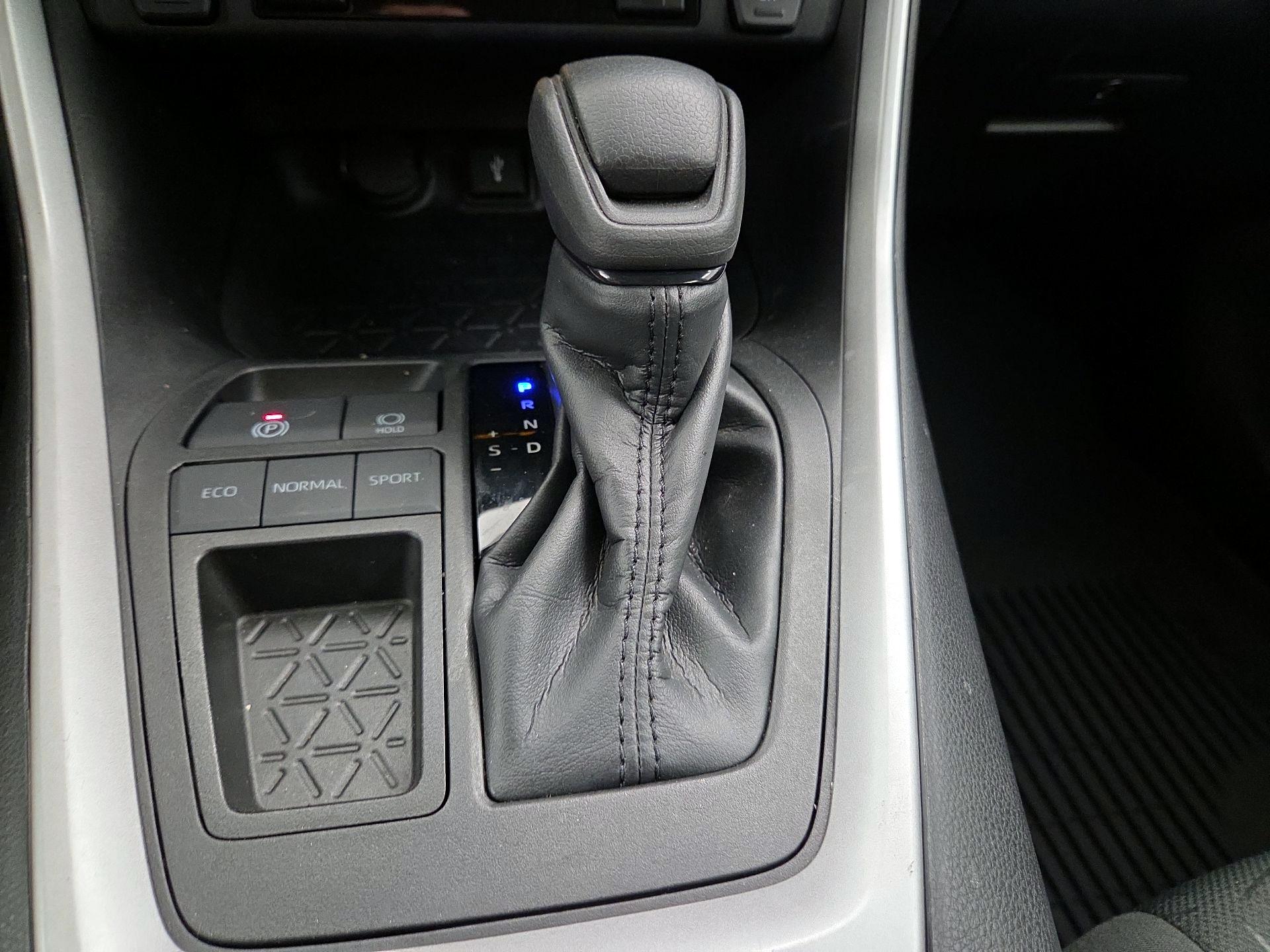 Thumbnail: 2022 Toyota RAV4 - 17