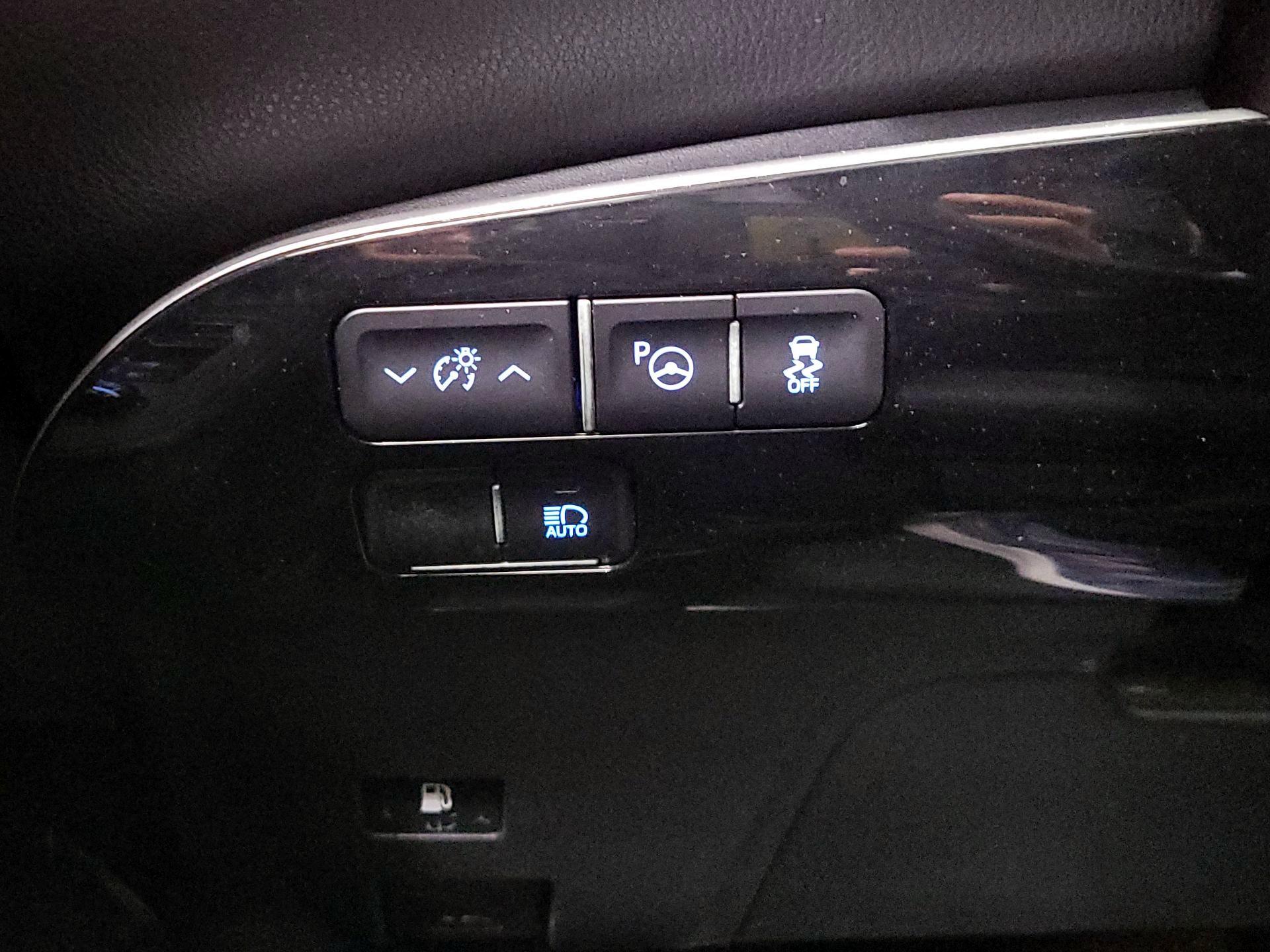 Thumbnail: 2019 Toyota Prius - 13