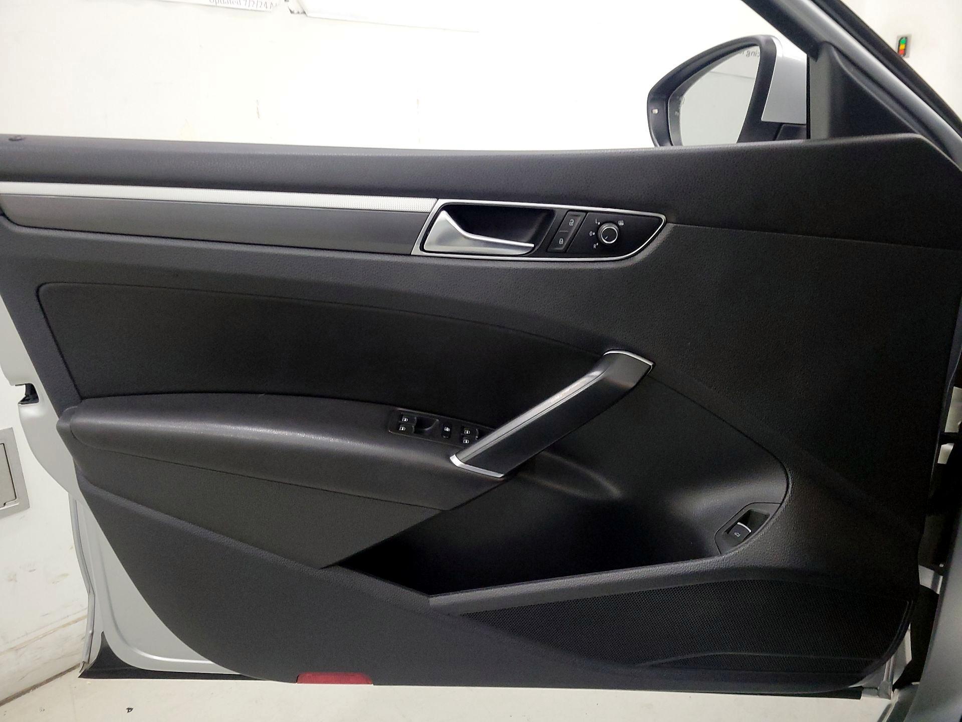 Thumbnail: 2017 Volkswagen Passat - 12