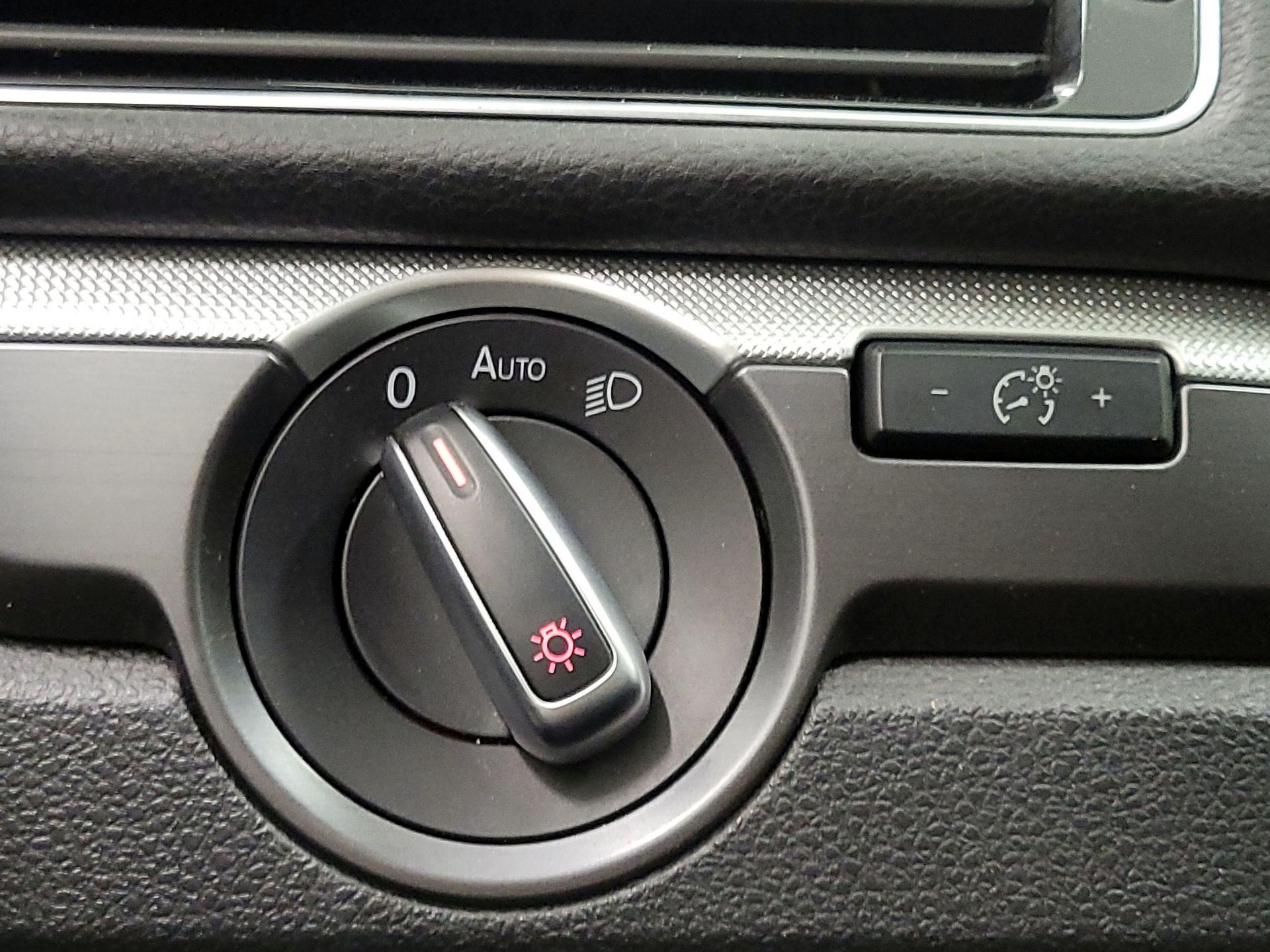 Thumbnail: 2017 Volkswagen Passat - 13