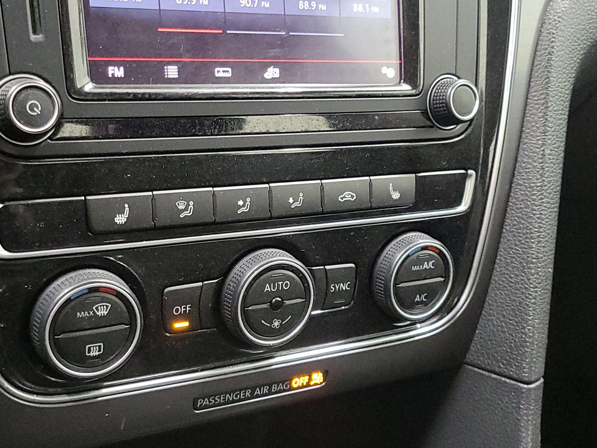 Thumbnail: 2017 Volkswagen Passat - 16