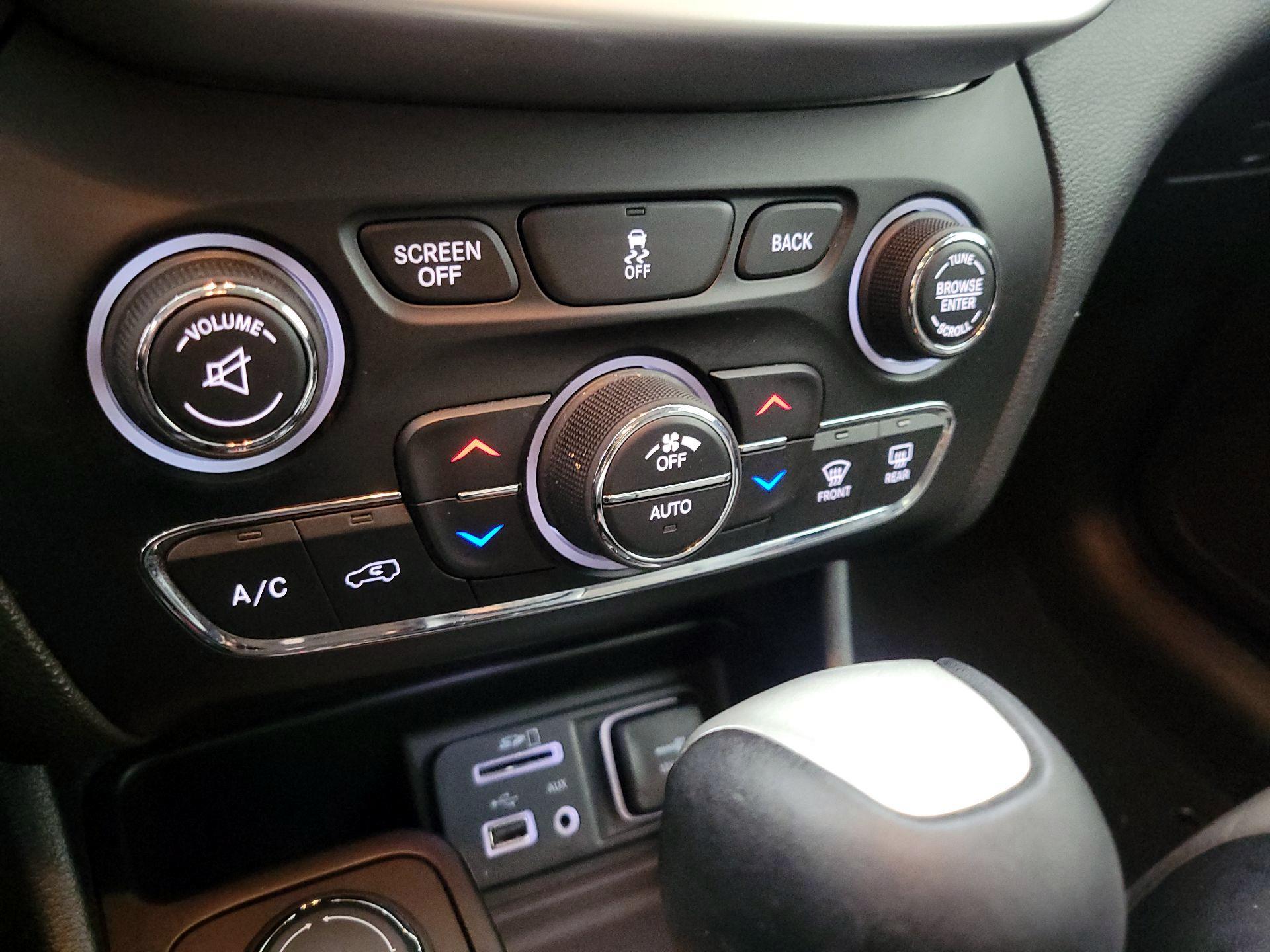 Thumbnail: 2014 Jeep Cherokee - 16