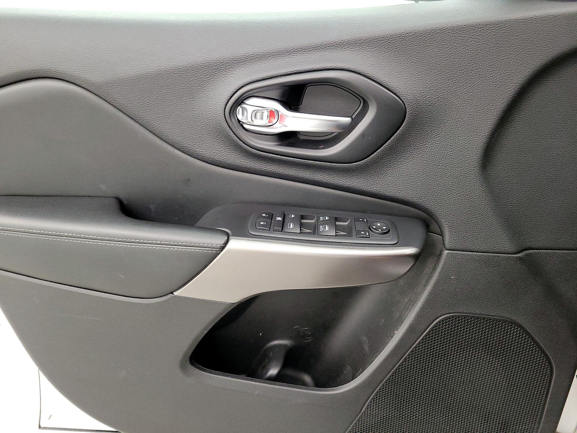 Thumbnail: 2021 Jeep Cherokee - 12