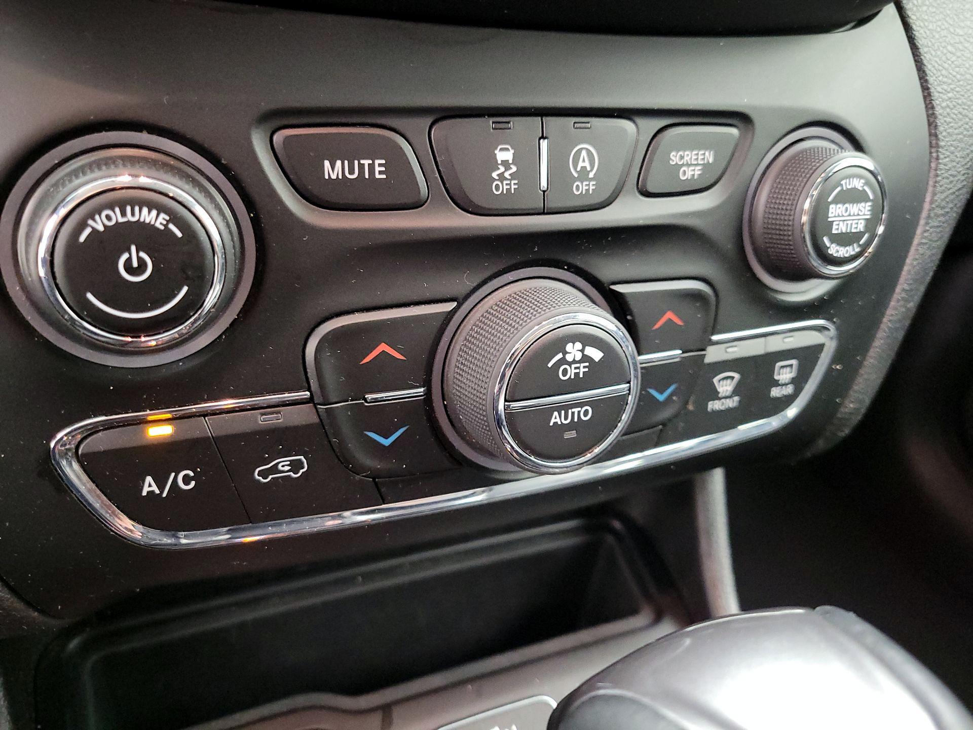 Thumbnail: 2021 Jeep Cherokee - 16