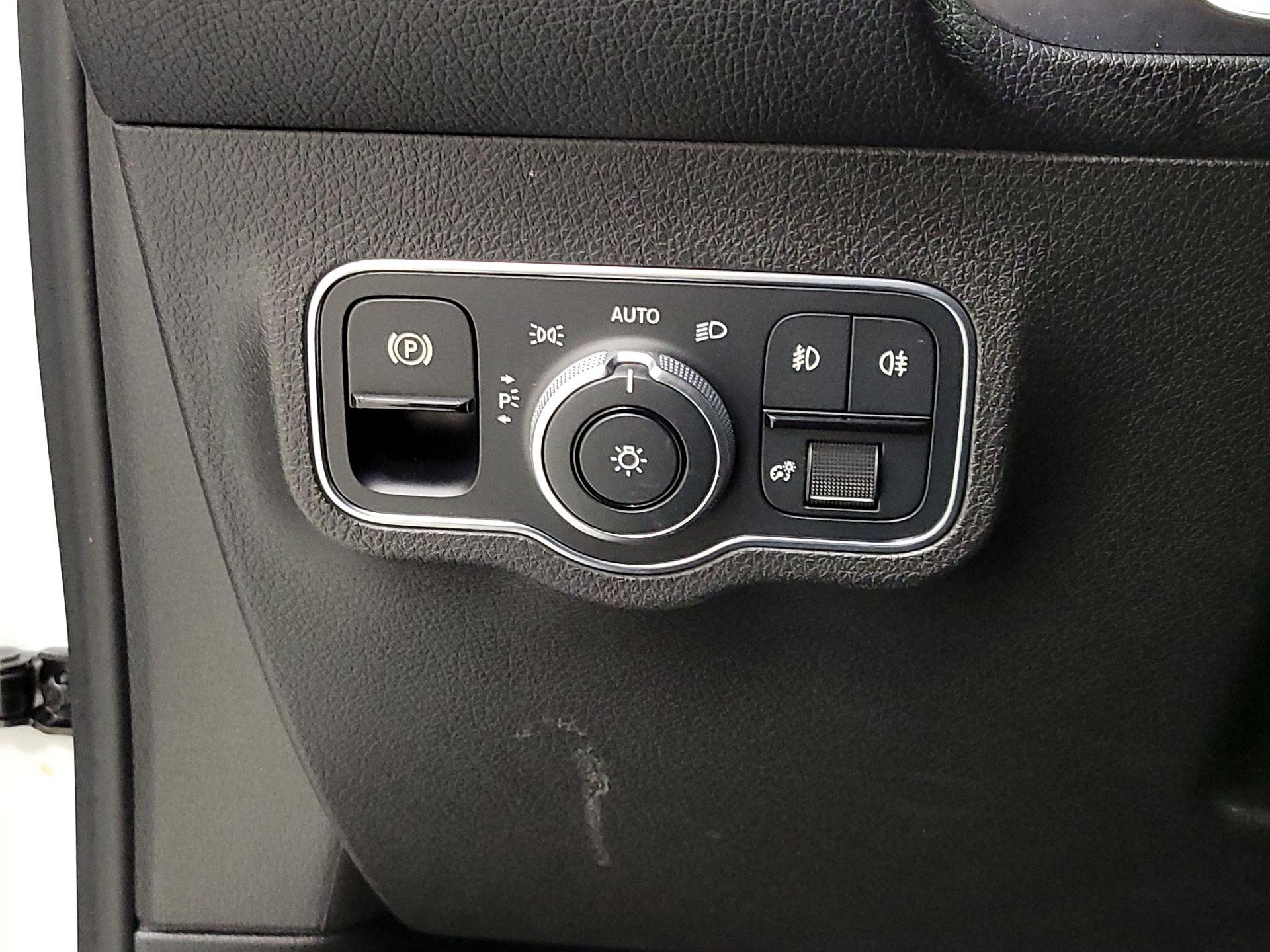 Thumbnail: 2020 Mercedes-Benz GLB - 13