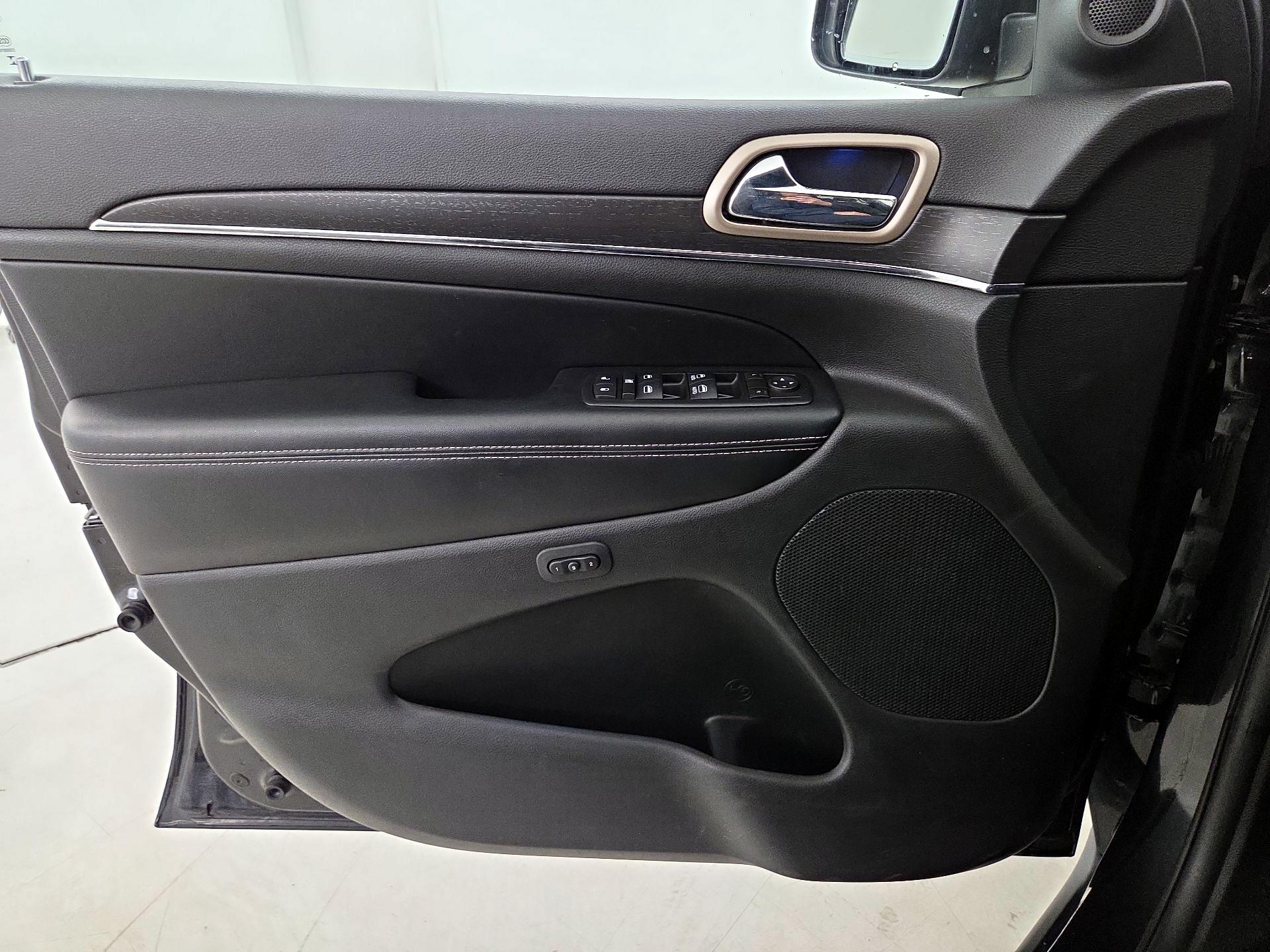 Thumbnail: 2016 Jeep Grand Cherokee - 12