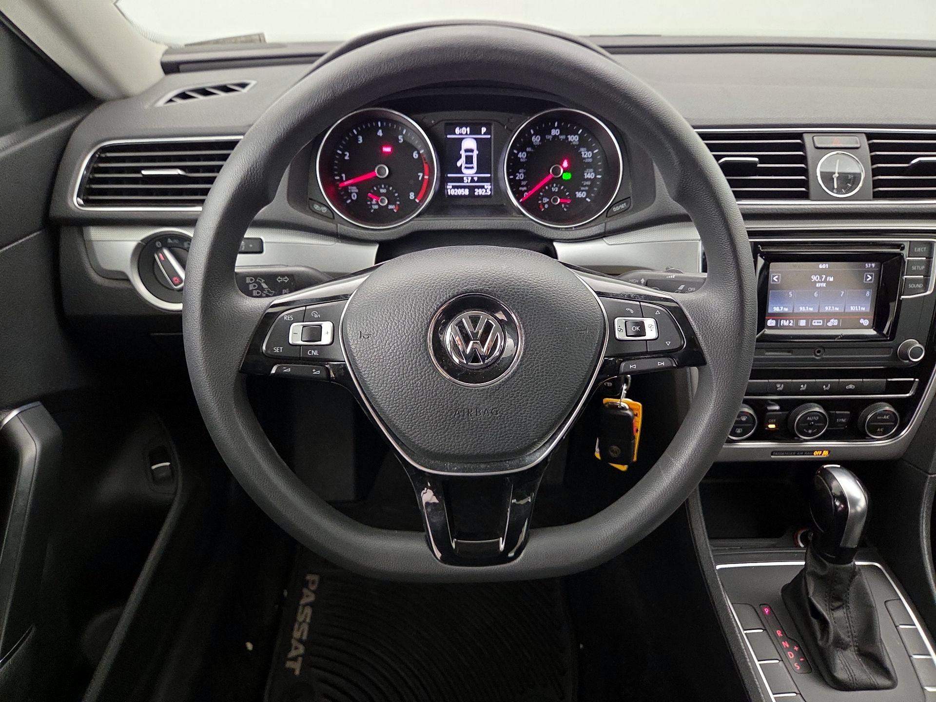 Thumbnail: 2016 Volkswagen Passat - 10