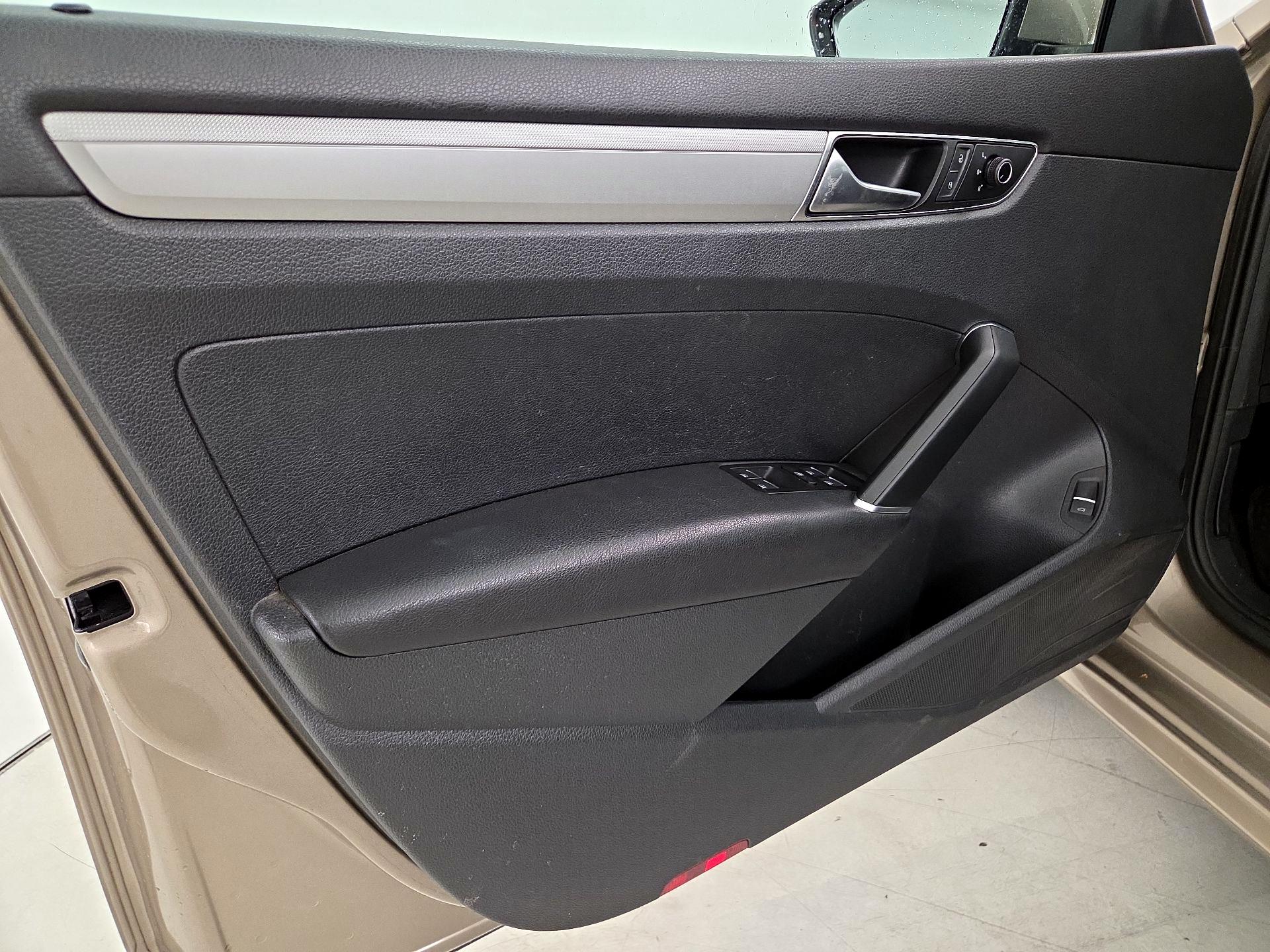 Thumbnail: 2016 Volkswagen Passat - 12