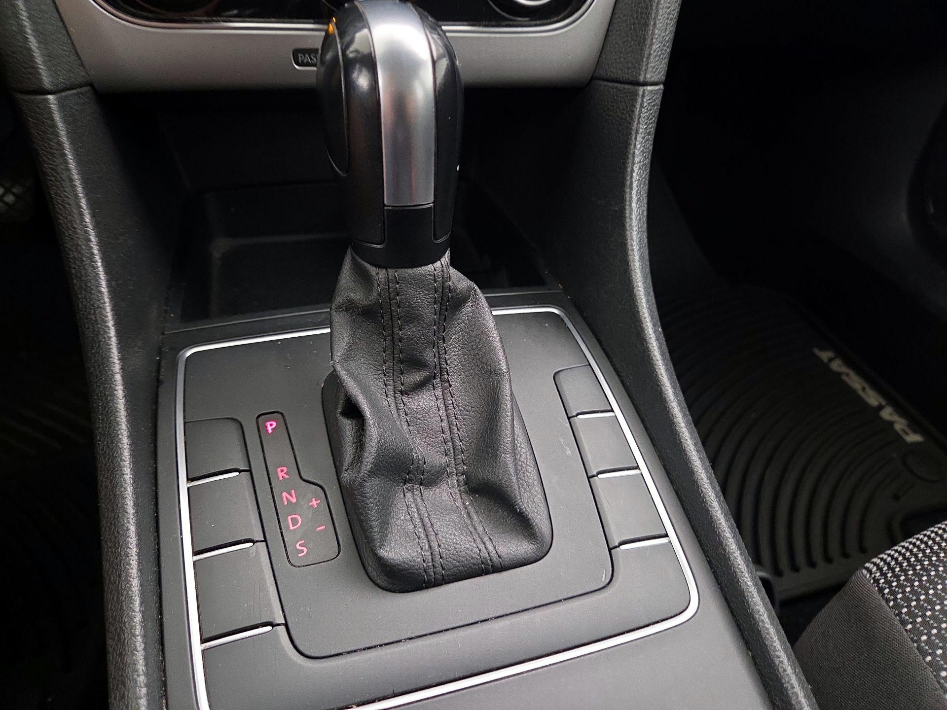 Thumbnail: 2016 Volkswagen Passat - 17