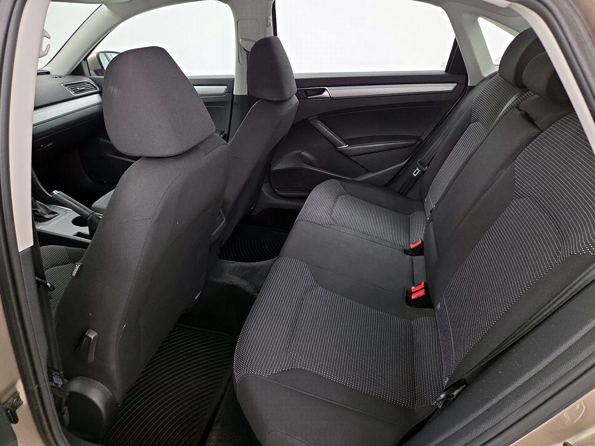 Thumbnail: 2016 Volkswagen Passat - 19