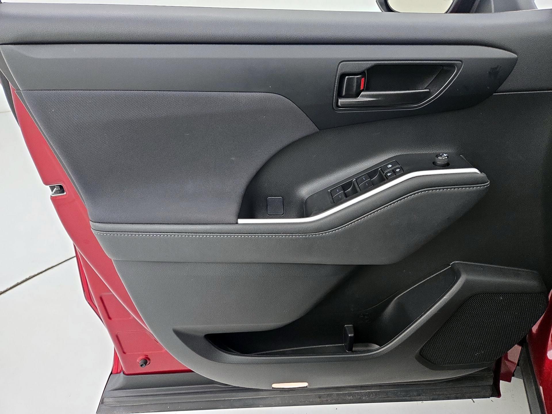 Thumbnail: 2023 Toyota Highlander - 12