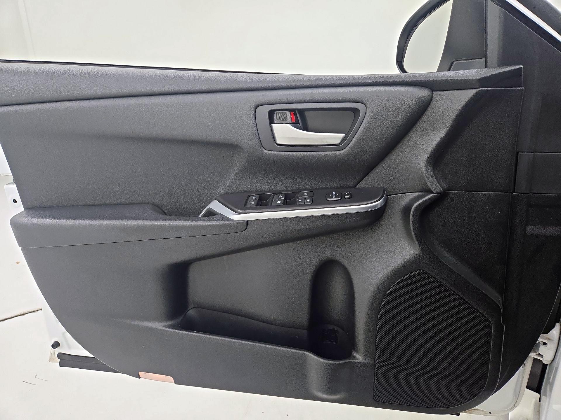 Thumbnail: 2015 Toyota Camry - 12