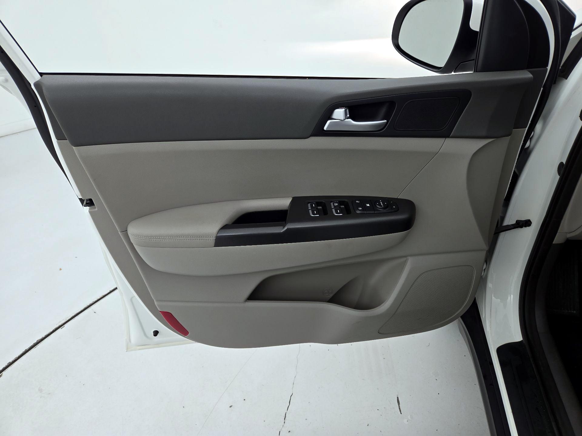 Thumbnail: 2017 Kia Sportage - 12