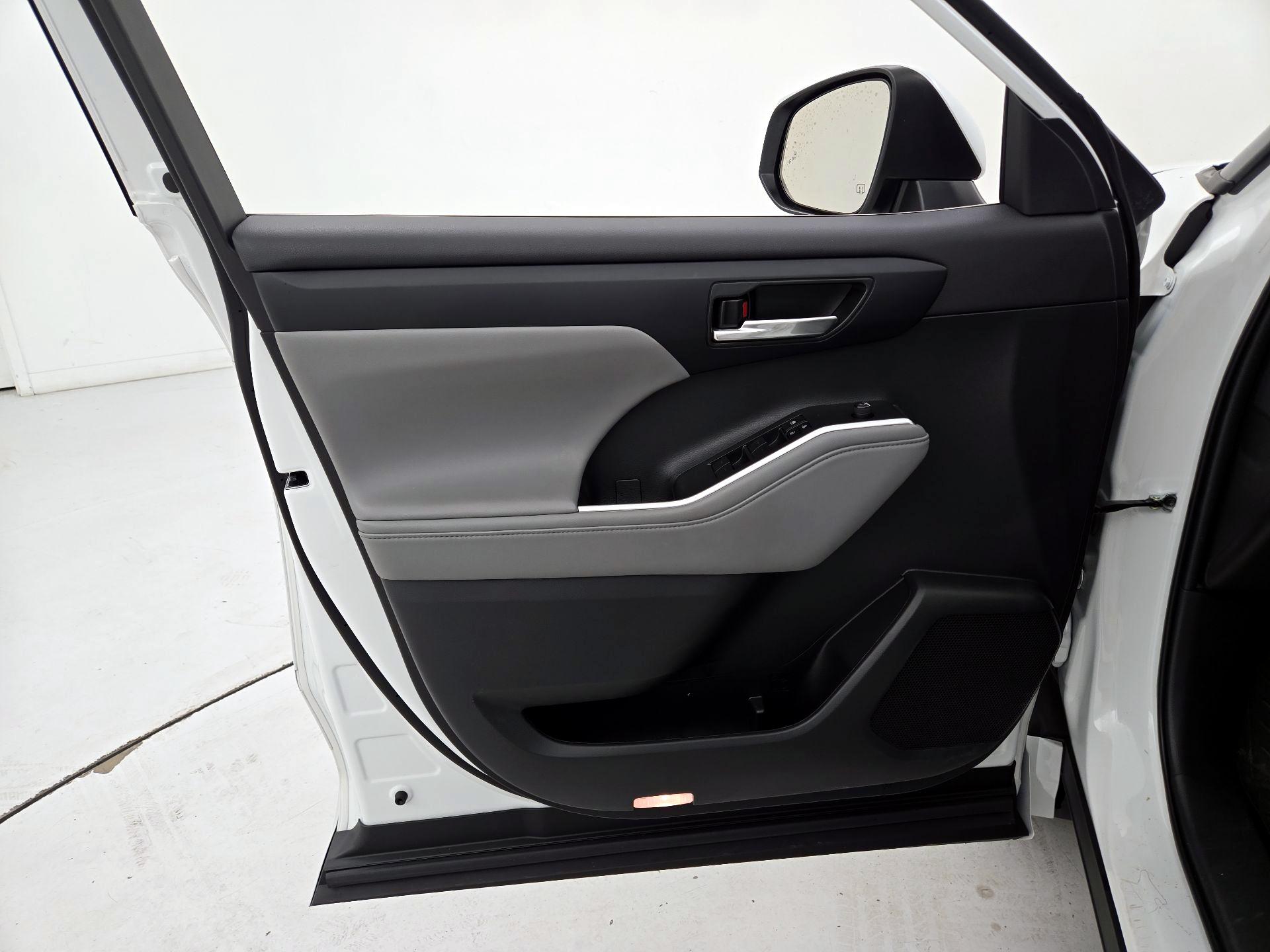 Thumbnail: 2023 Toyota Highlander - 12