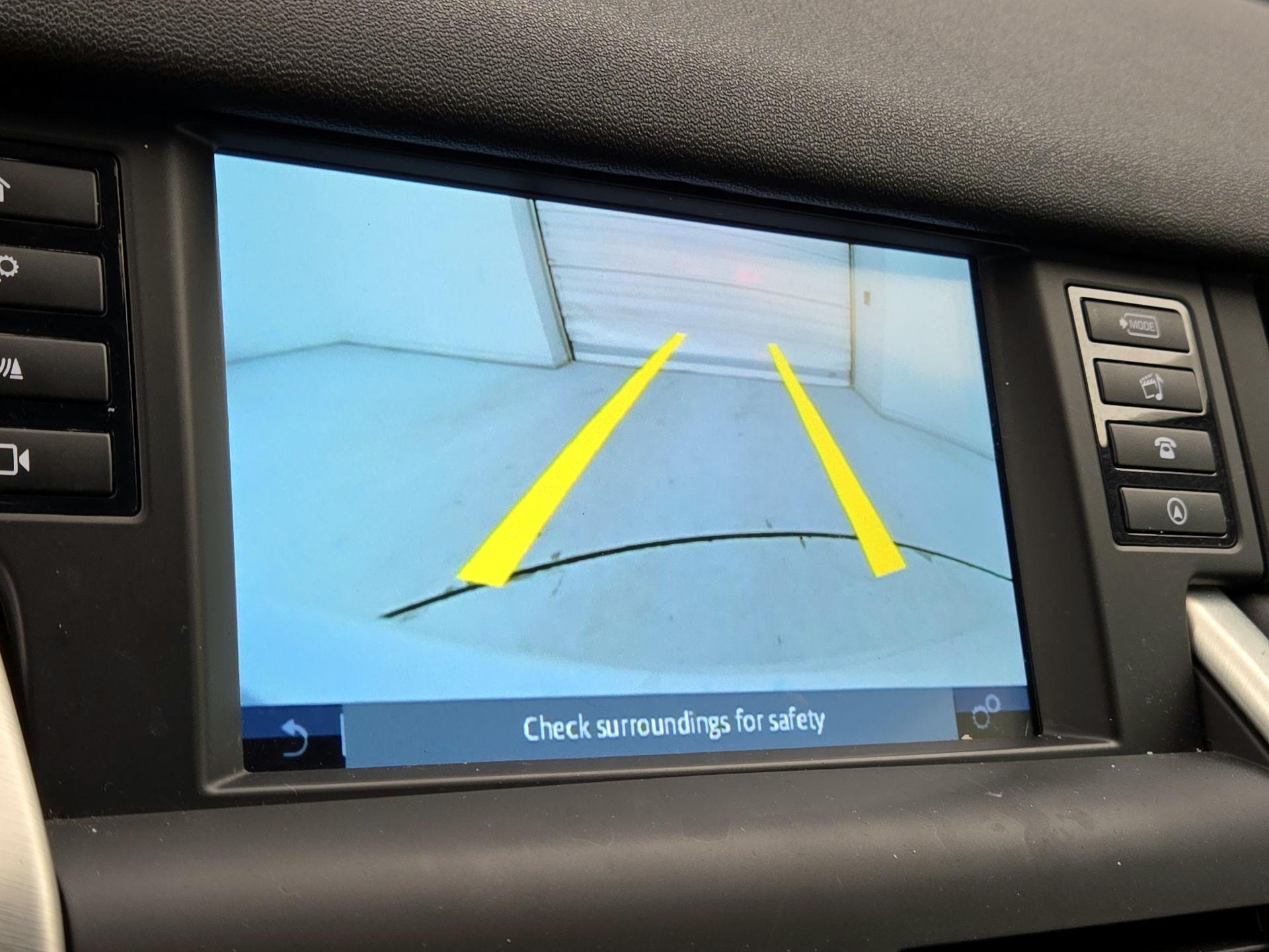 Thumbnail: 2019 Land Rover Discovery Sport - 14