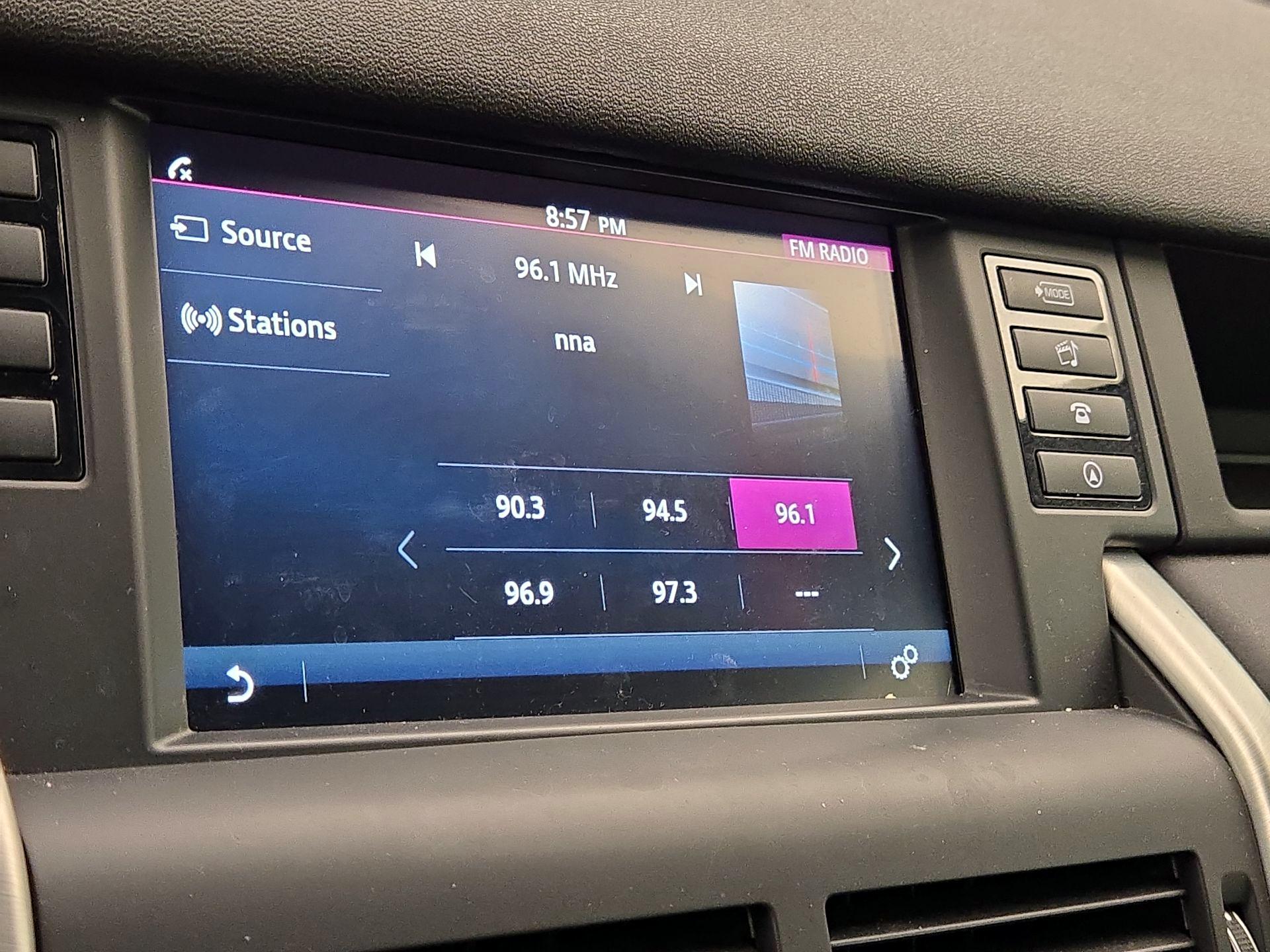 Thumbnail: 2019 Land Rover Discovery Sport - 15