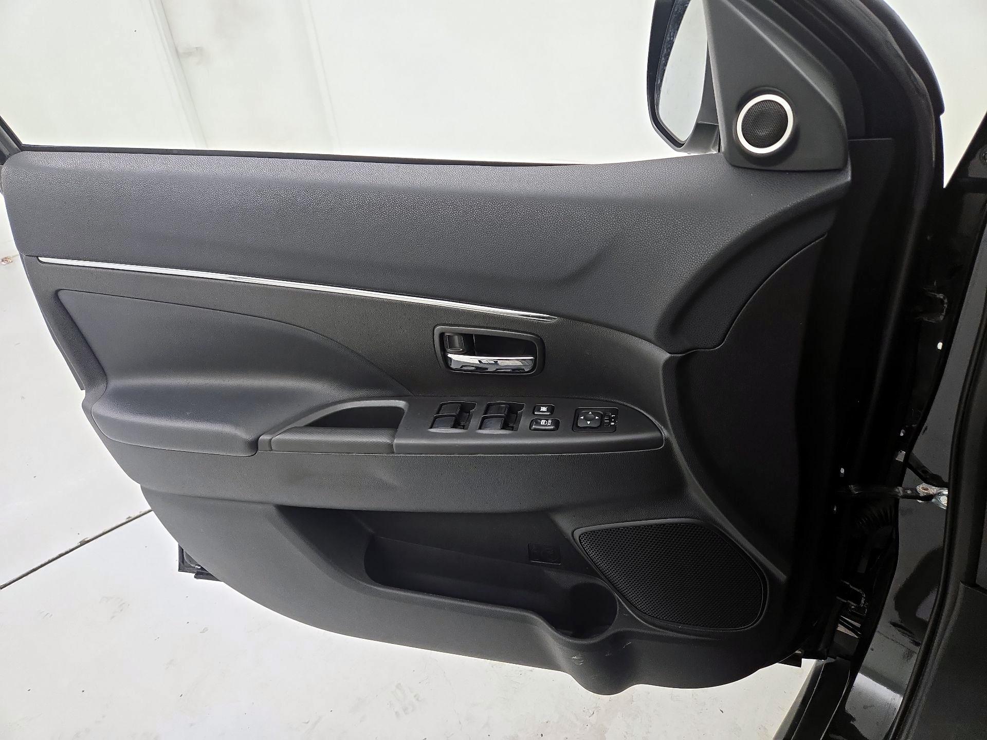 Thumbnail: 2014 Mitsubishi Outlander Sport - 12