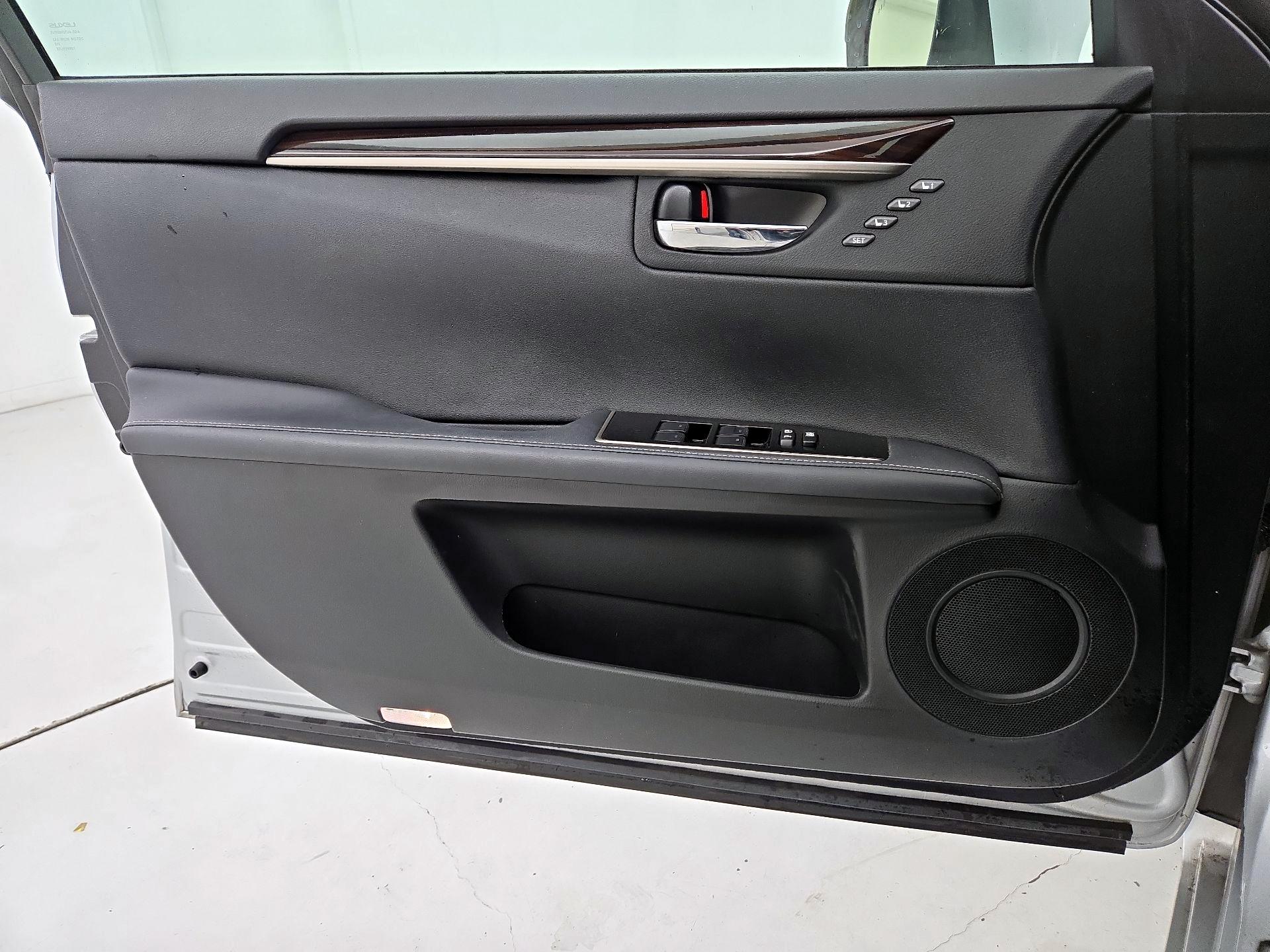 Thumbnail: 2018 Lexus ES - 12