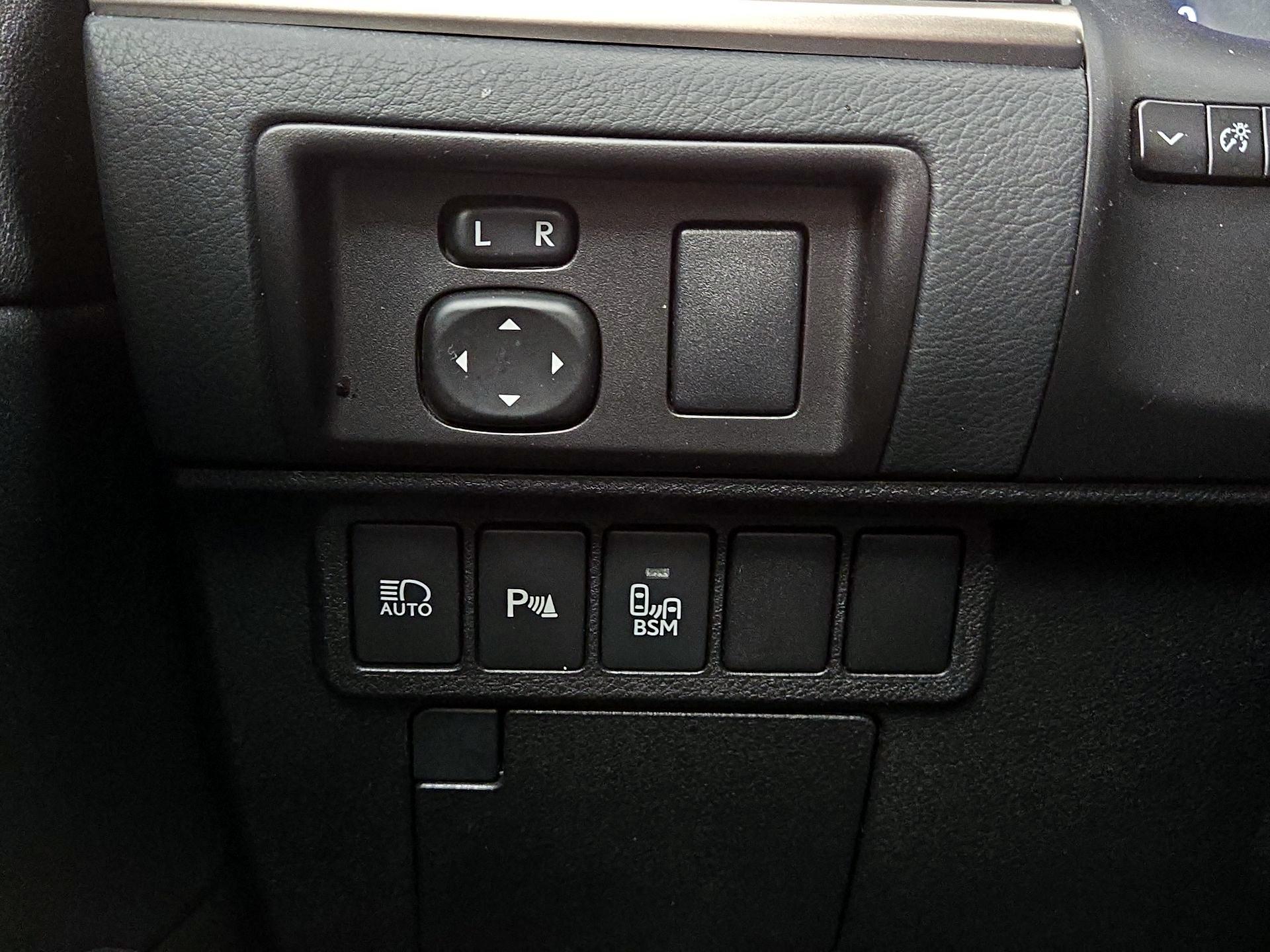 Thumbnail: 2018 Lexus ES - 13