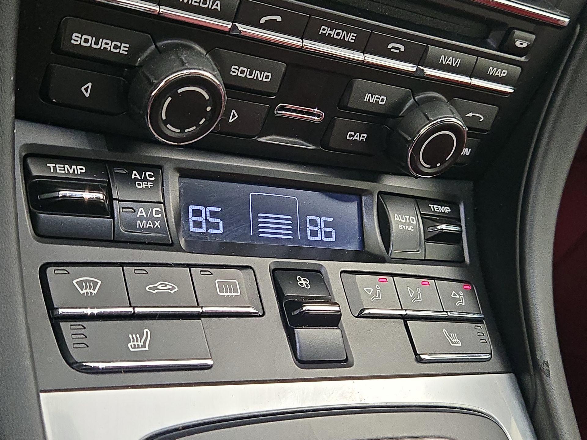 Thumbnail: 2016 Porsche 911 - 16