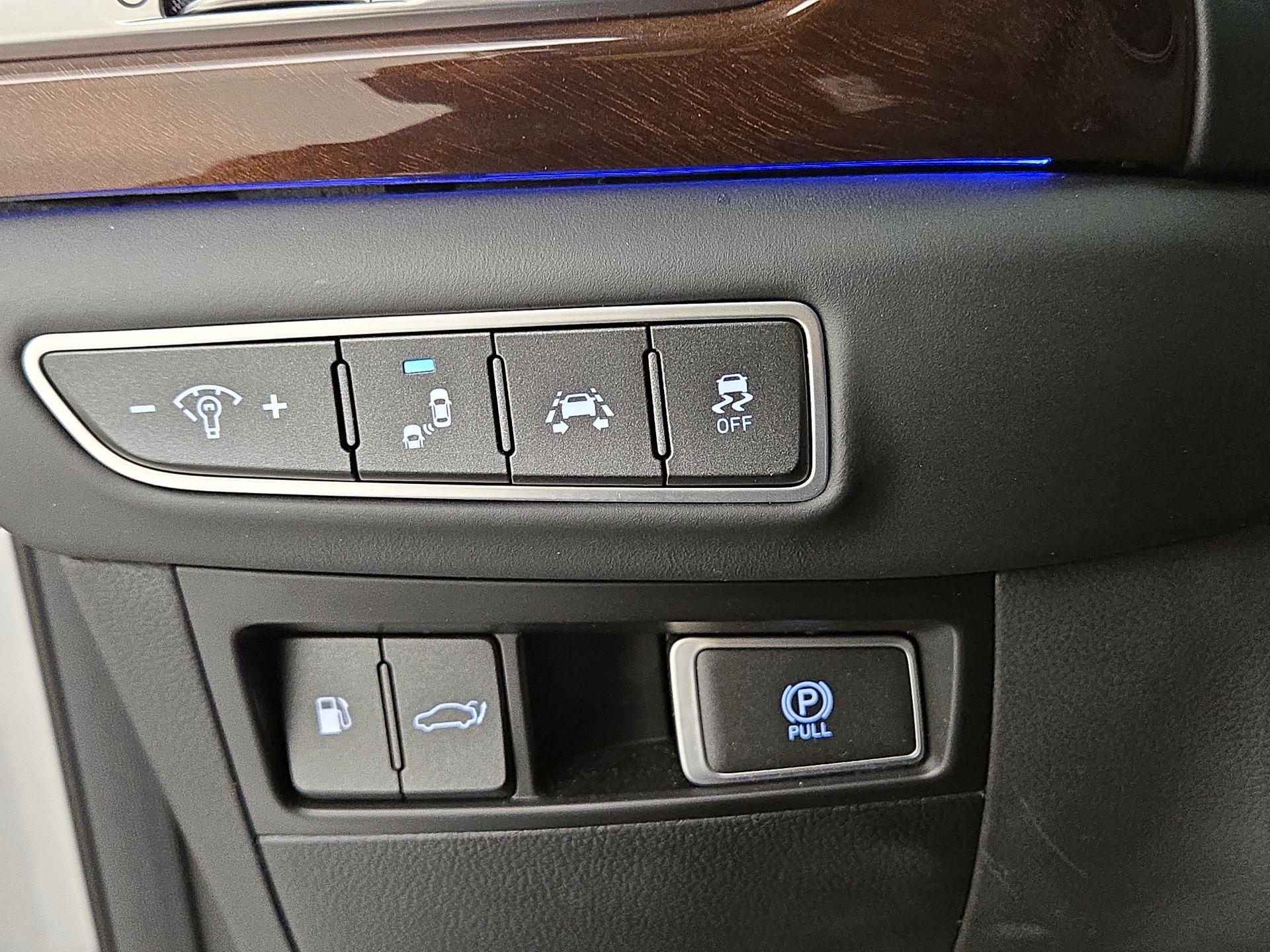 Thumbnail: 2017 Genesis G90 - 13