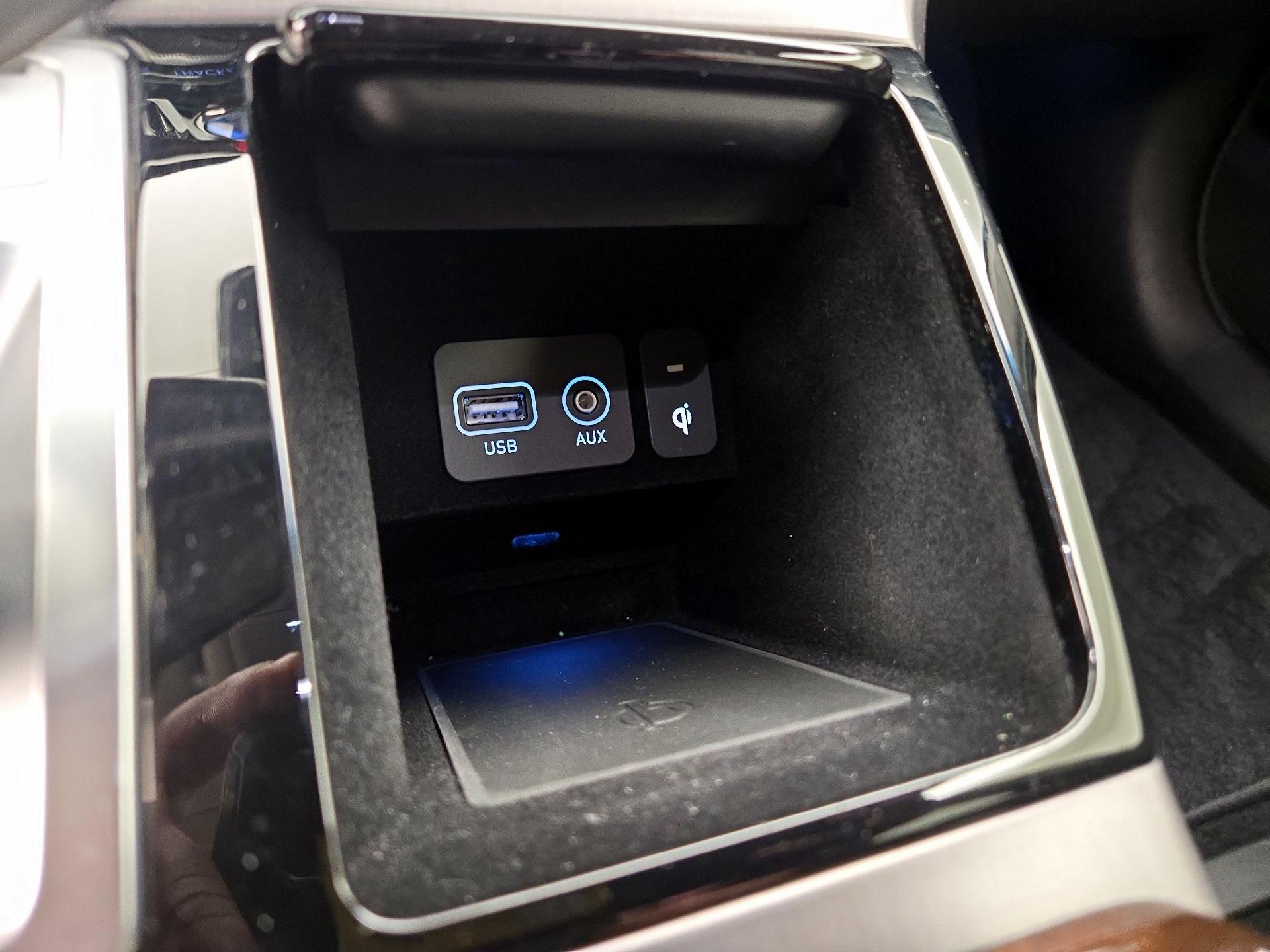 Thumbnail: 2017 Genesis G90 - 18