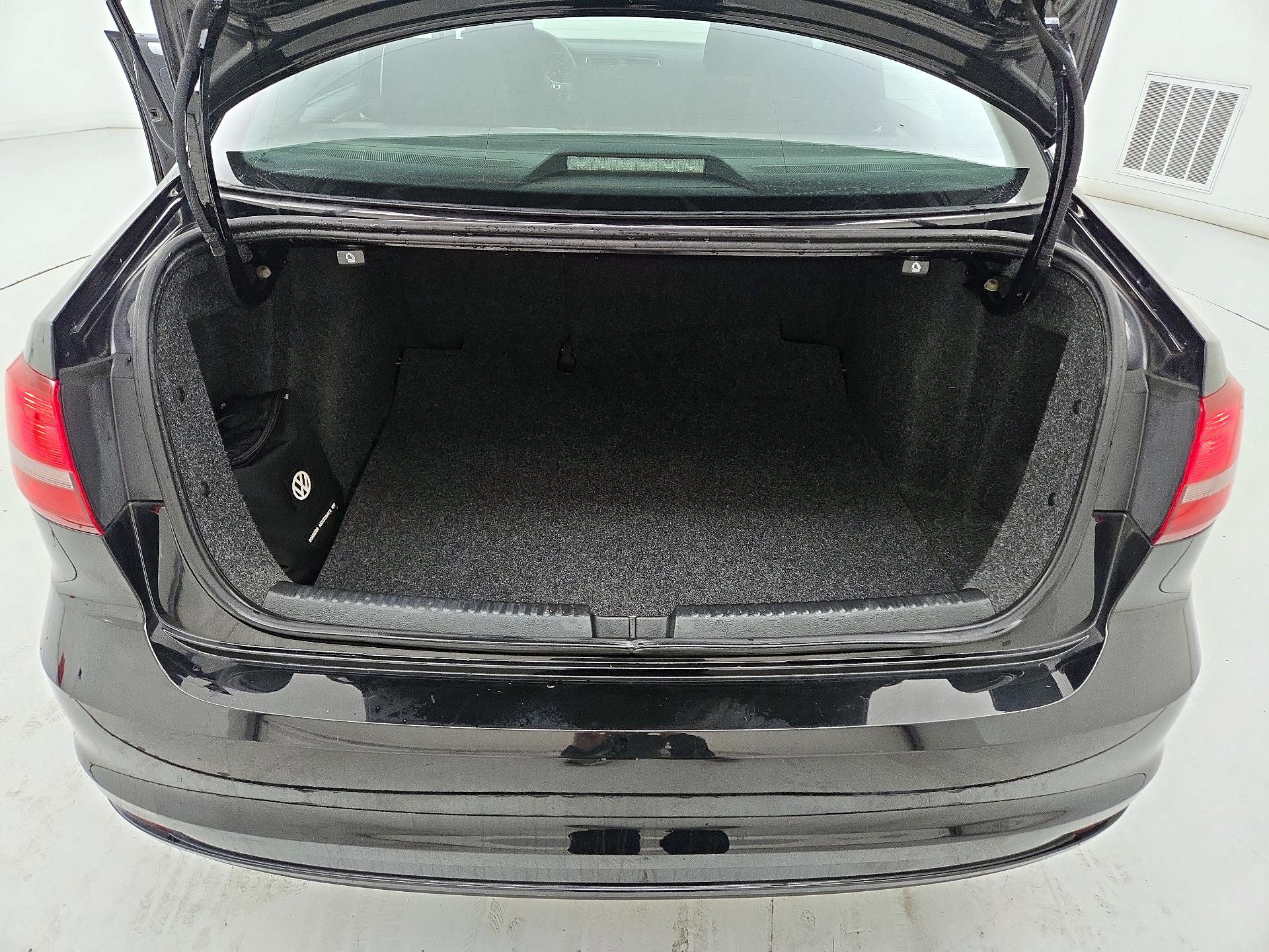 Thumbnail: 2017 Volkswagen Jetta - 20