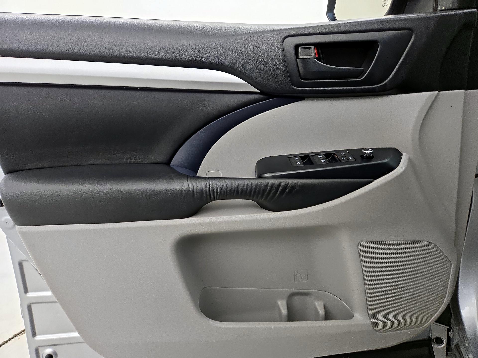 Thumbnail: 2015 Toyota Highlander - 12