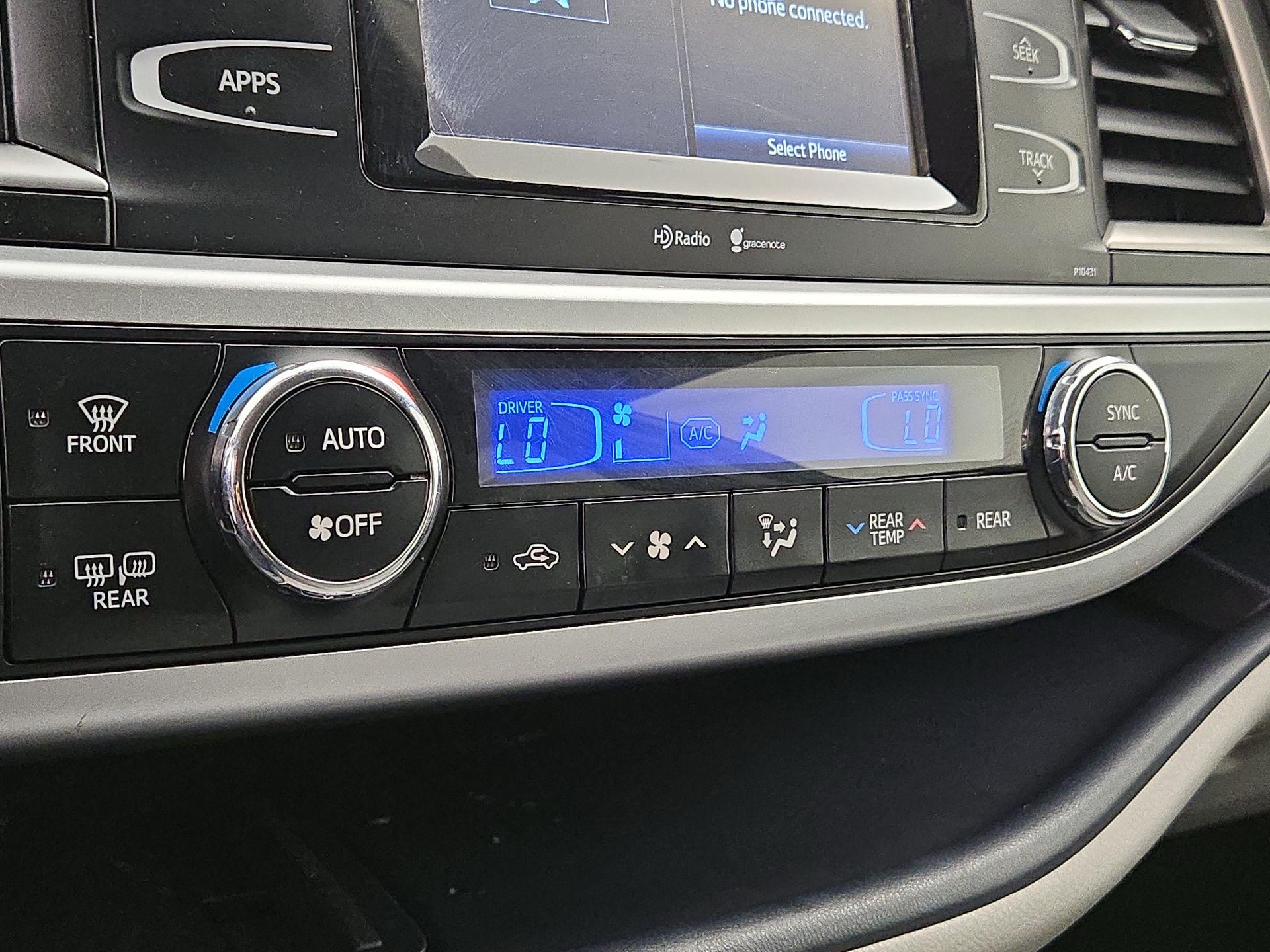 Thumbnail: 2015 Toyota Highlander - 15