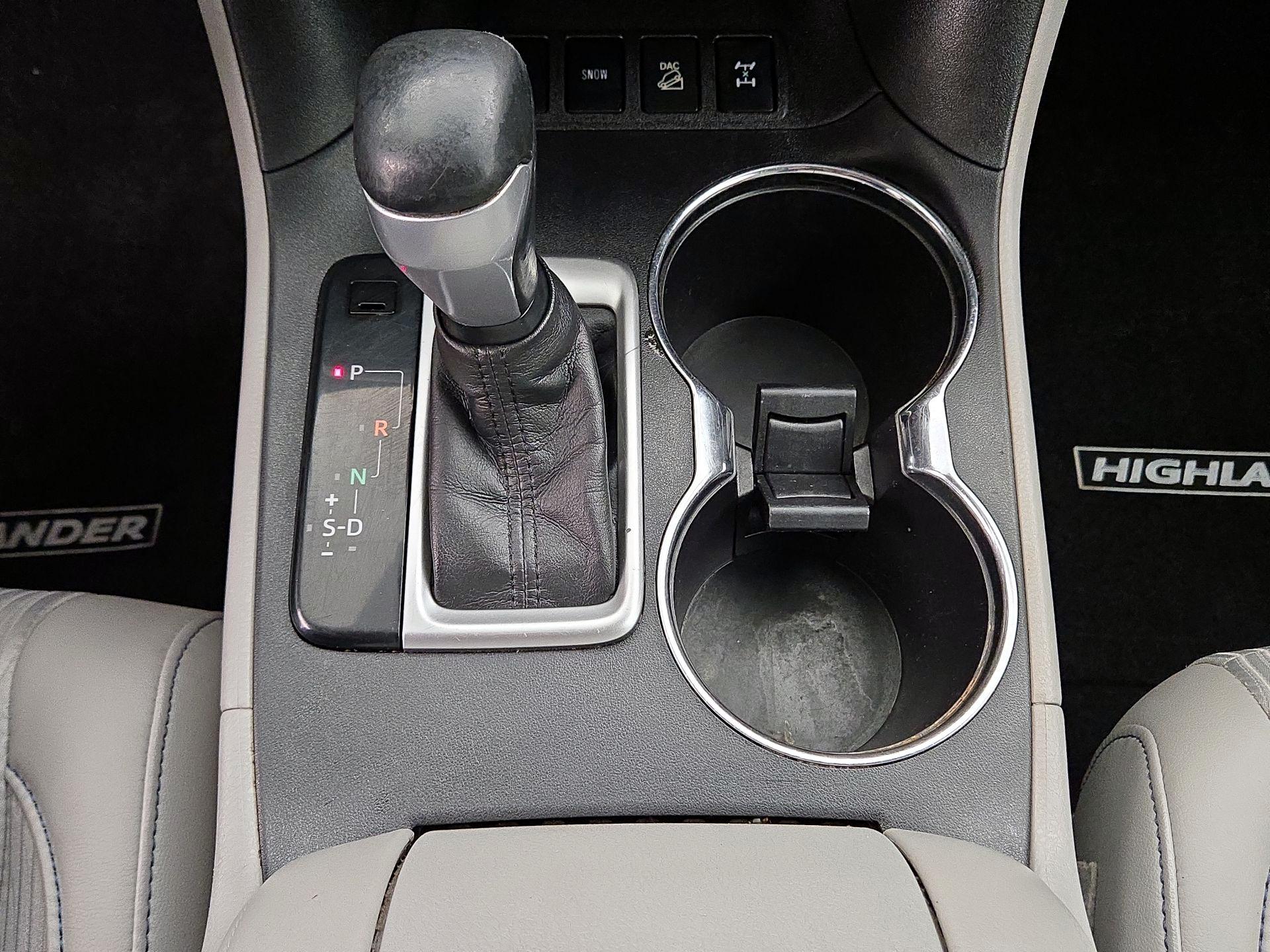 Thumbnail: 2015 Toyota Highlander - 16