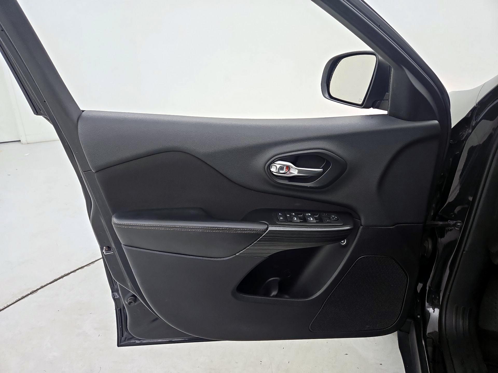Thumbnail: 2014 Jeep Cherokee - 12