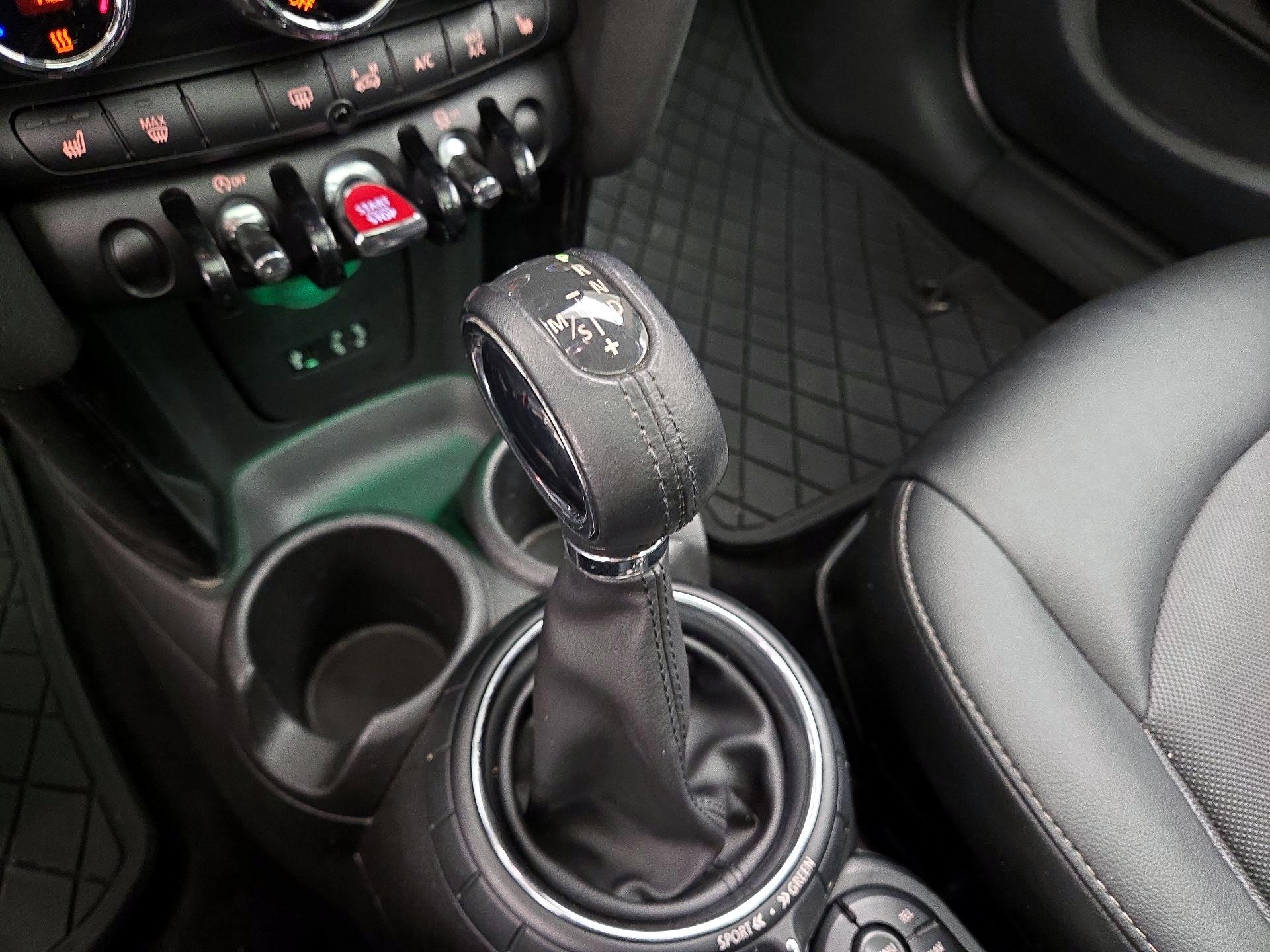 Thumbnail: 2016 MINI Cooper Hardtop - 17